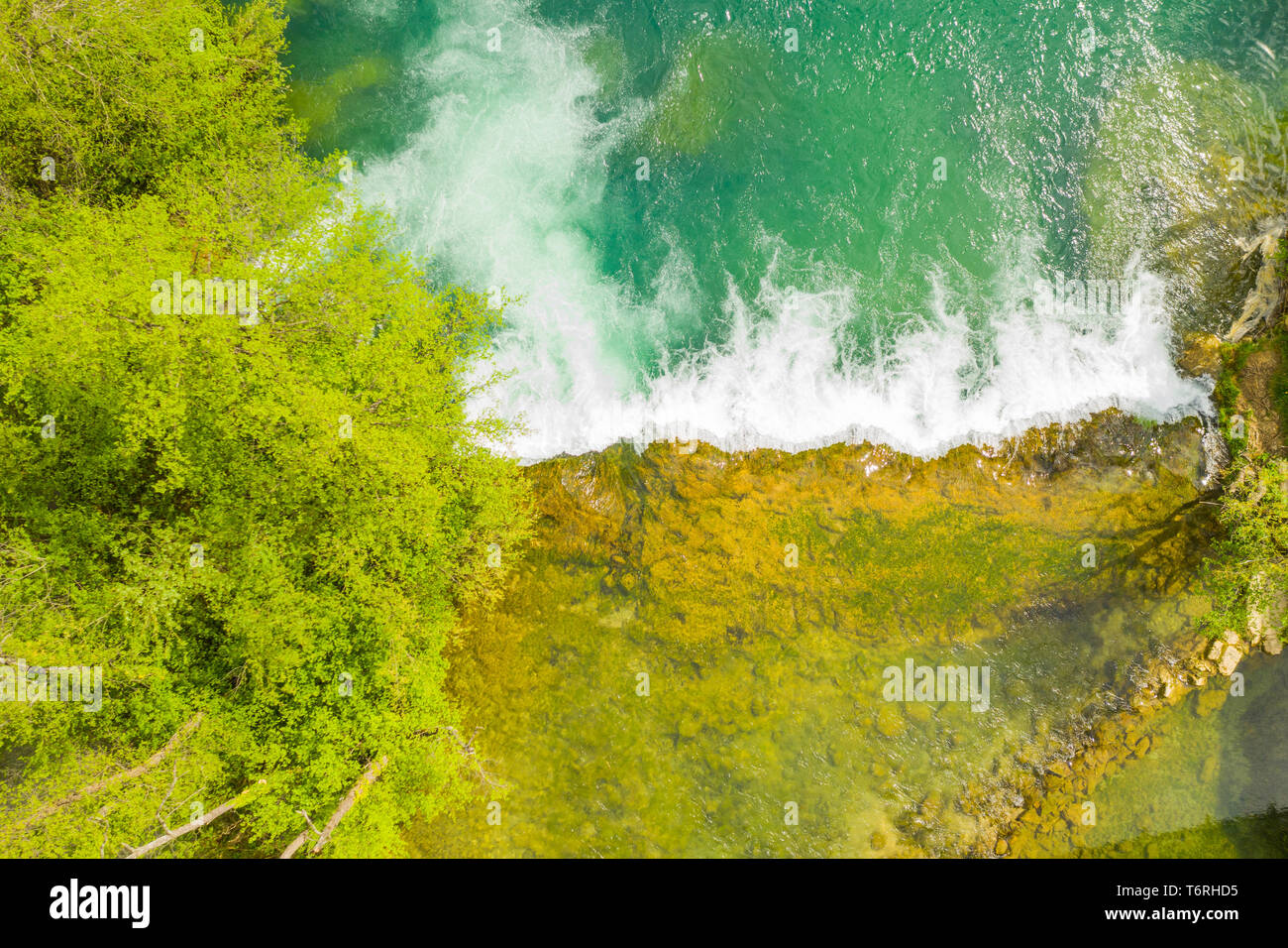 Nature croate, de belles chutes d'eau sur la rivière Mreznica à partir de l'air, vue panoramique au printemps, la destination touristique Banque D'Images