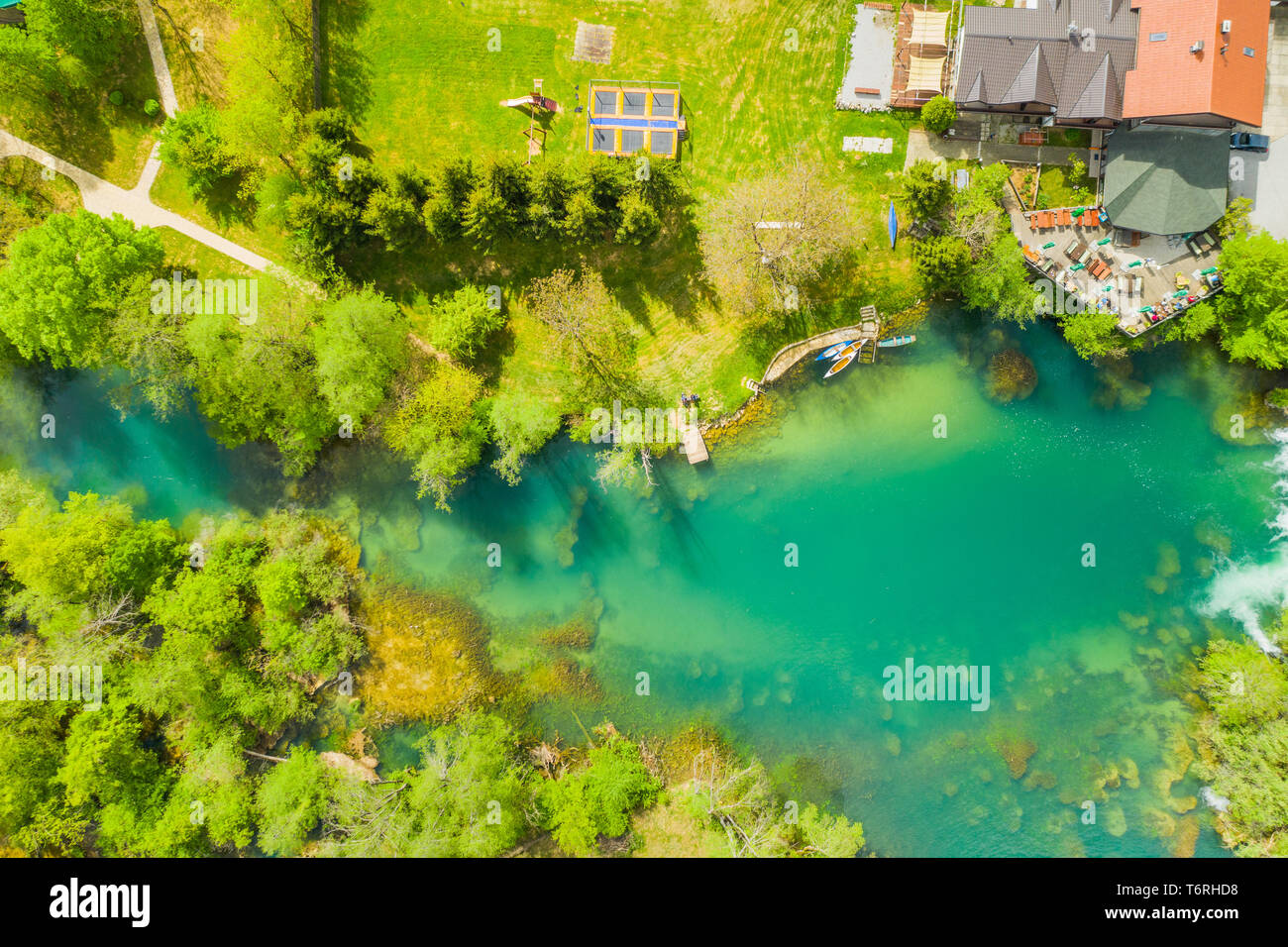 La Croatie, la verte campagne, rivière Mreznica à partir de l'air, vue panoramique sur village Belavici, chutes d'eau au printemps, célèbre destination touristique Banque D'Images