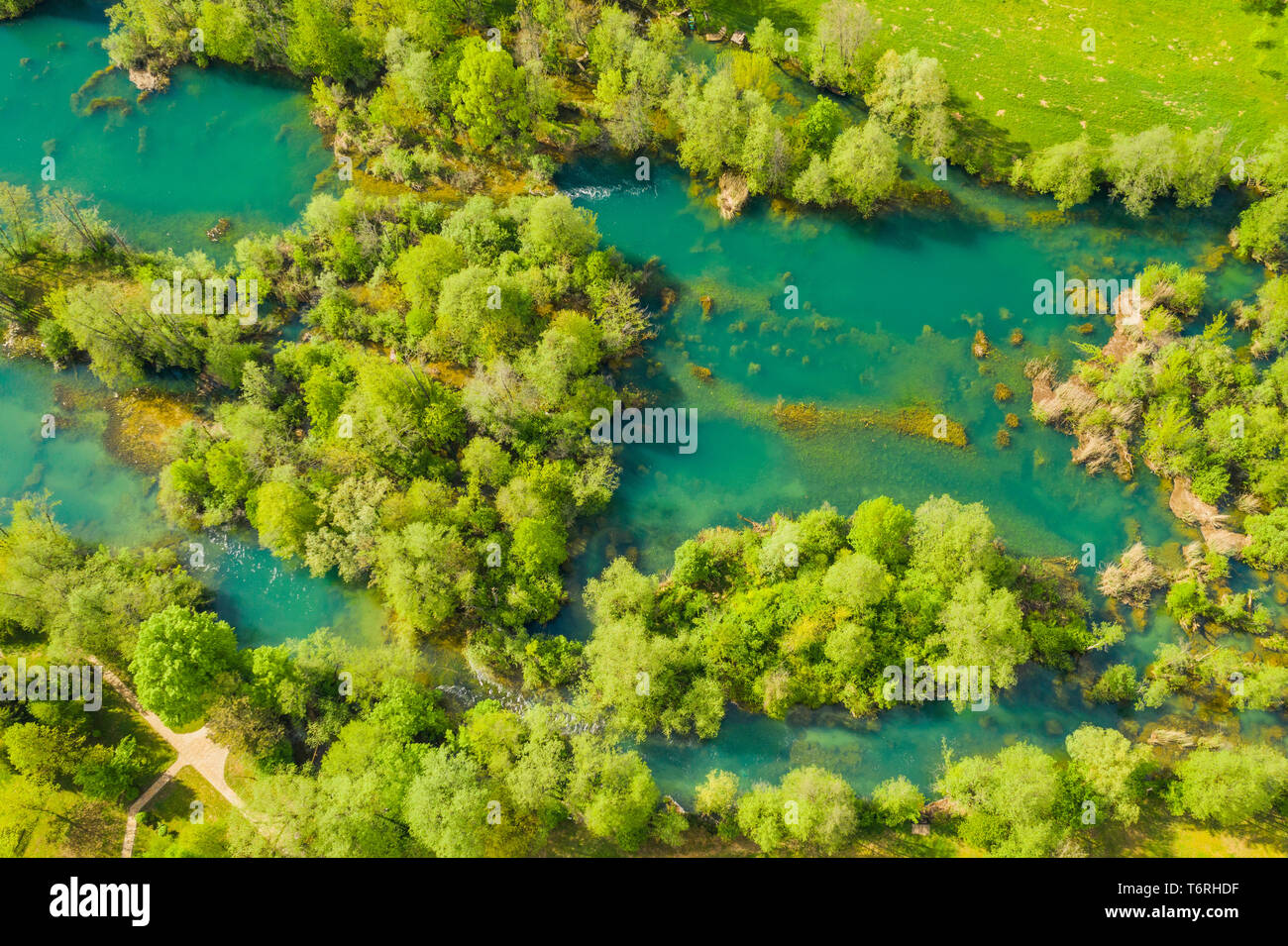 Nature croate, de belles chutes d'eau sur la rivière Mreznica à partir de l'air, vue panoramique au printemps, la destination touristique Banque D'Images