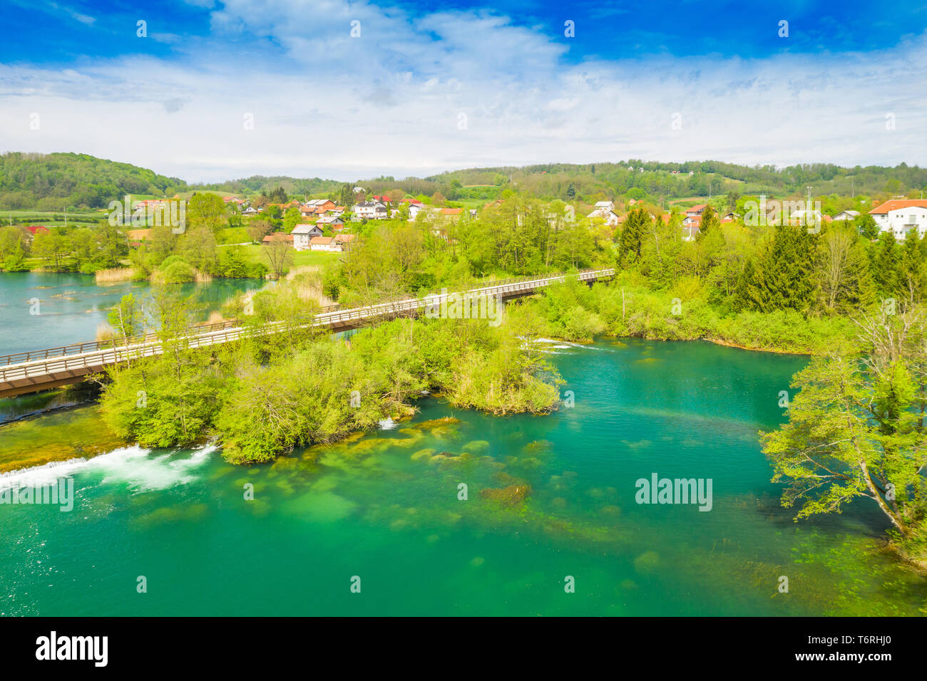 La Croatie, la verte campagne, rivière Mreznica à partir de l'air, vue panoramique sur village Belavici, chutes d'eau au printemps, célèbre destination touristique Banque D'Images