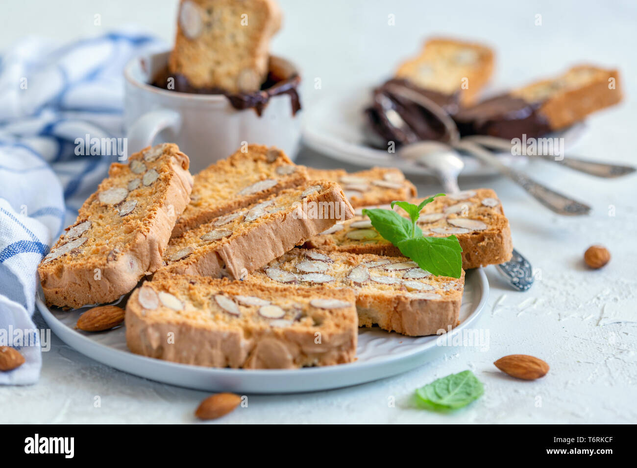 Cookies amande léger et une tasse de chocolat. Banque D'Images