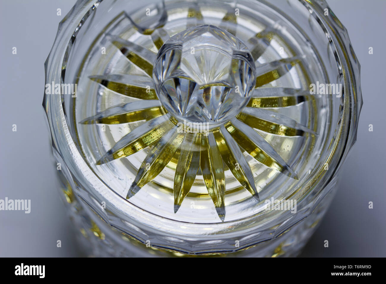 L'art abstrait macro fond de belle main du cristal au plomb avec tasse conçoit et facettes réfléchissantes, ornée de perles de métal doré Banque D'Images