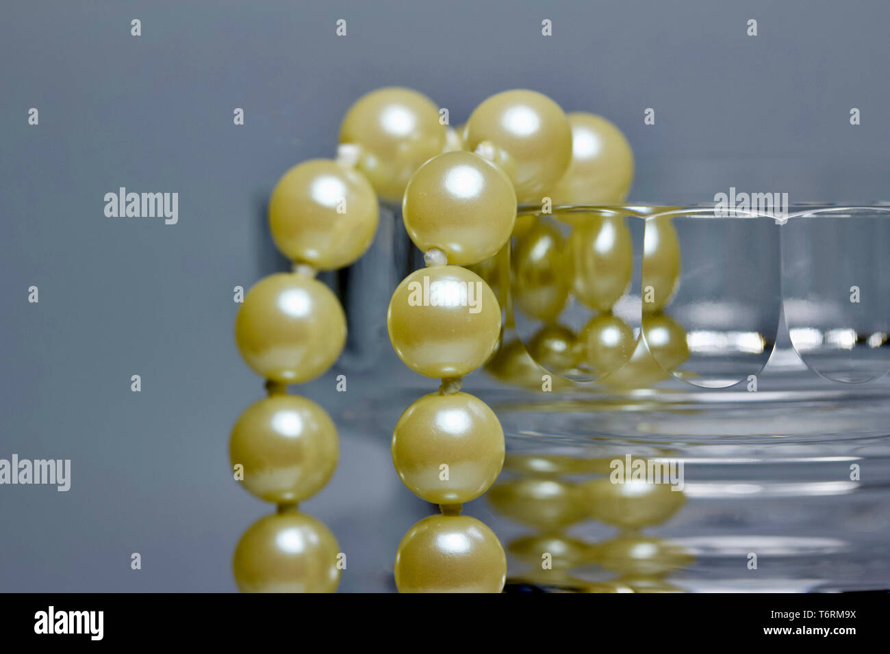 L'art abstrait macro fond de belle main du cristal au plomb avec tasse conçoit et facettes réfléchissantes, ornée de perles Banque D'Images