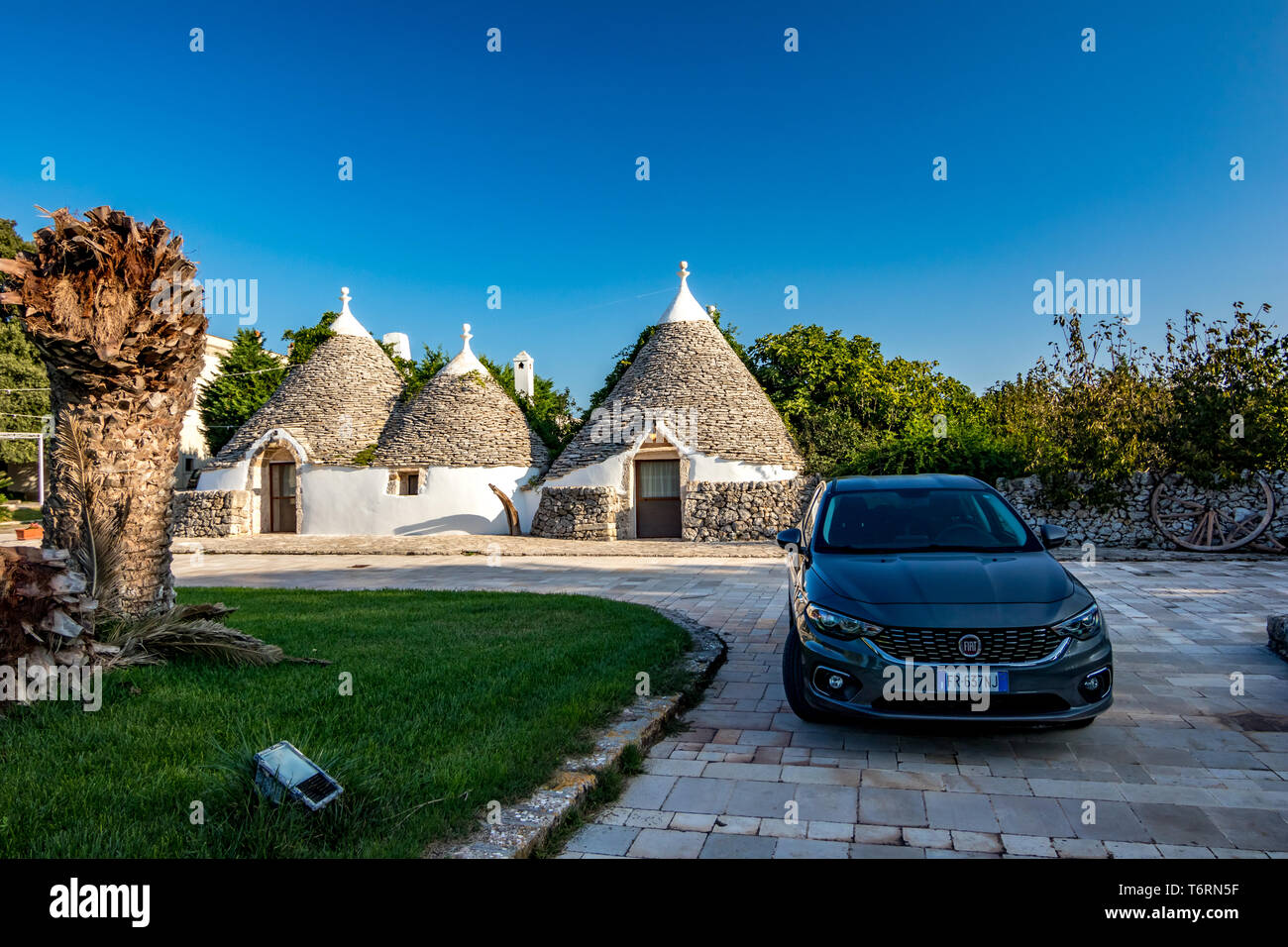 GIOIA DEL COLLE, ITALIE - 28 août 2018 - nouvelle marque de voiture italienne est placée sur une ruelle en face de l'ancienne truli transformé en chambre d'hôtes Banque D'Images