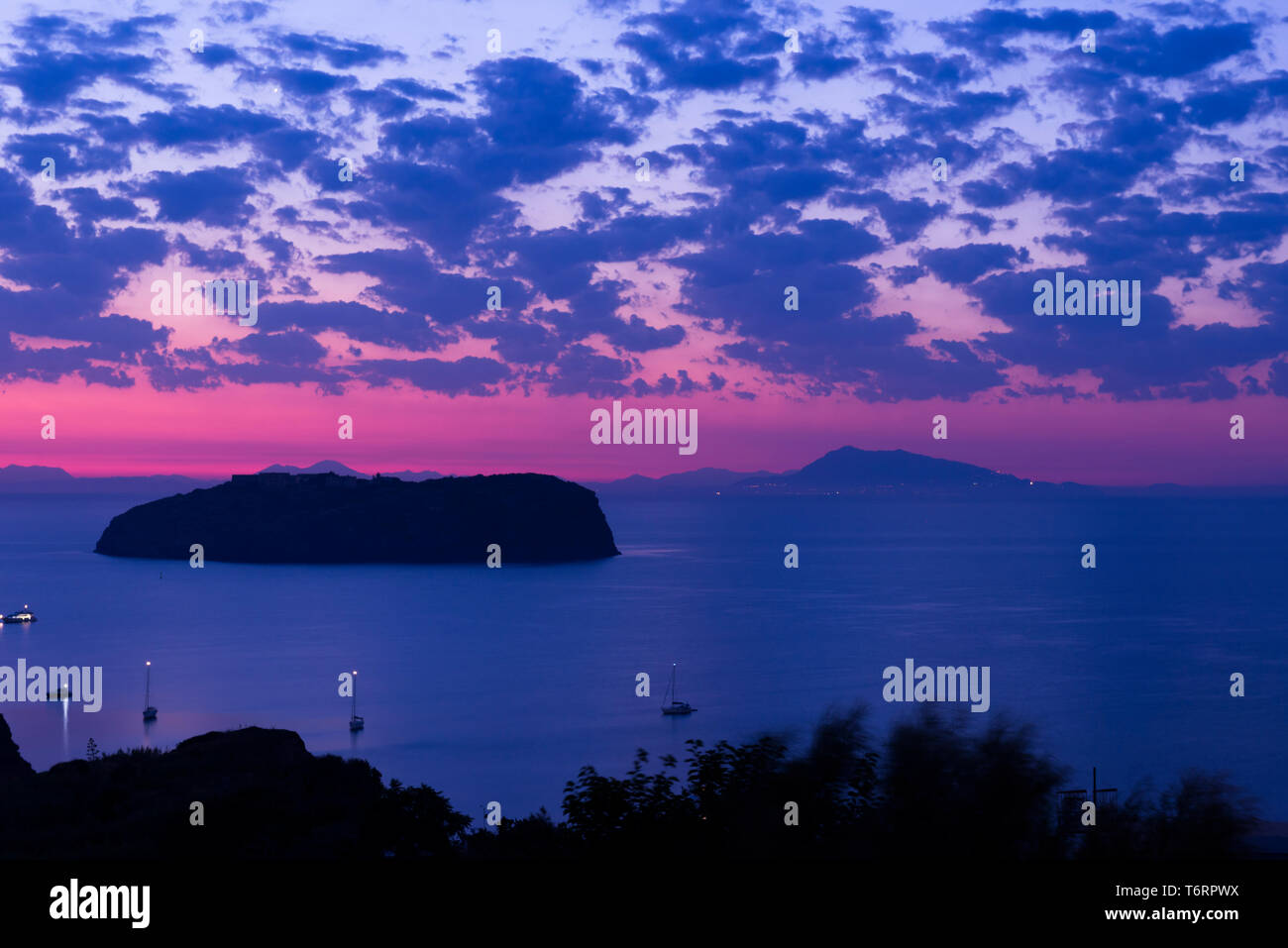 Lever du soleil de l'île Saint Stephen, vue de Ventotene. Latium Italie Banque D'Images