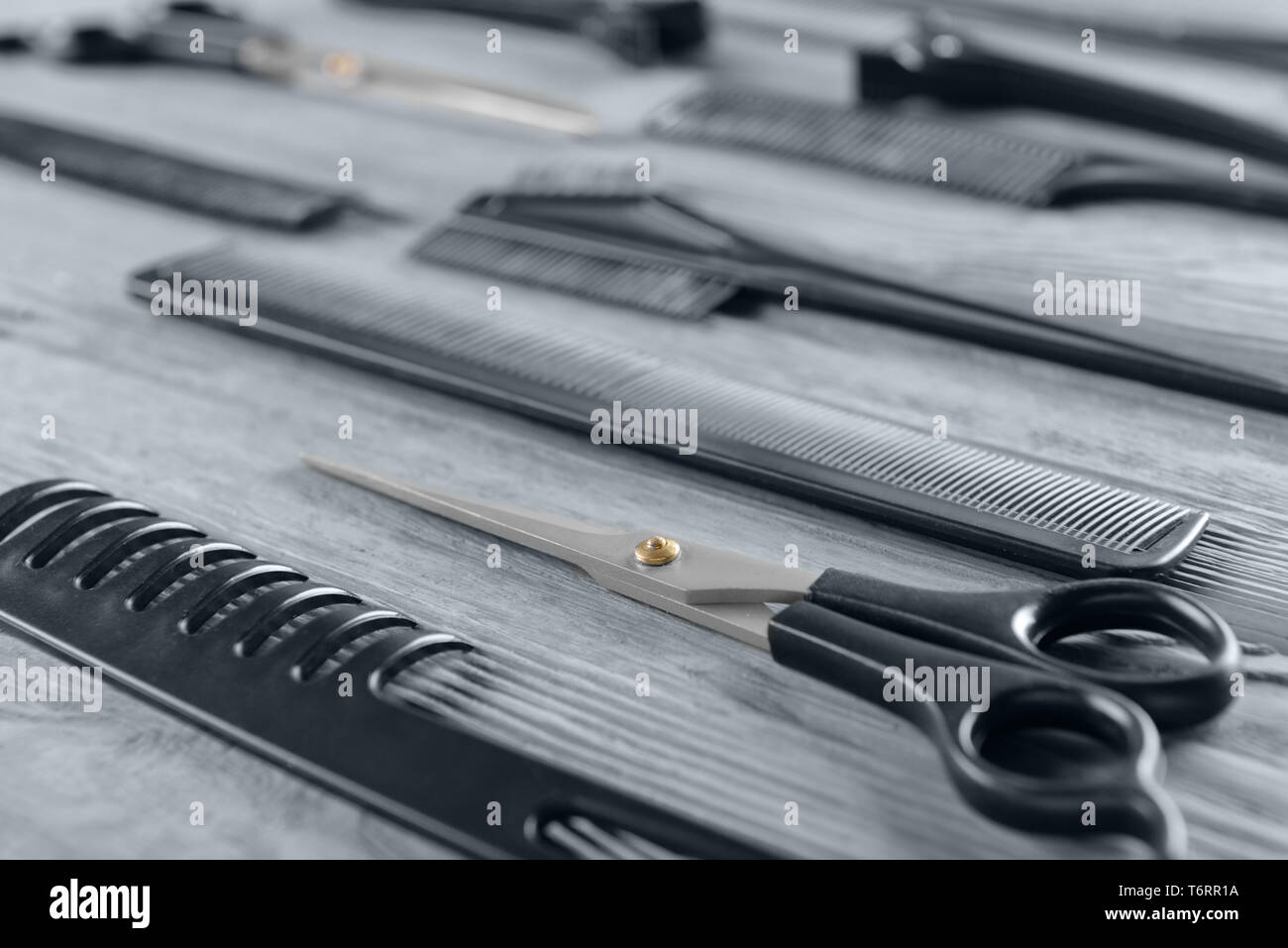 Outils de coiffure professionnel sur fond de bois Banque D'Images