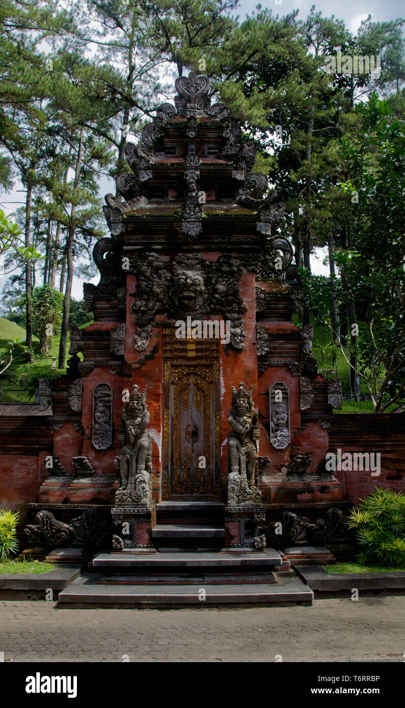 Ornate statues et sculptures autour d'une porte extérieure dans la Pura Titra Tempul - le saint Temple de printemps, près de Ubud, Bali, Indonésie Banque D'Images