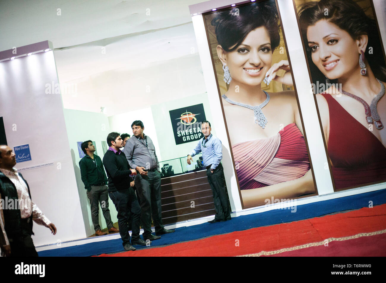 Un stand de Bijoux Bijoux photo pendant juste dans Jaipur, Inde le 20 décembre 2015. Un panneau avec des modèles sporting colliers et boucles d'(CTK Pho Banque D'Images