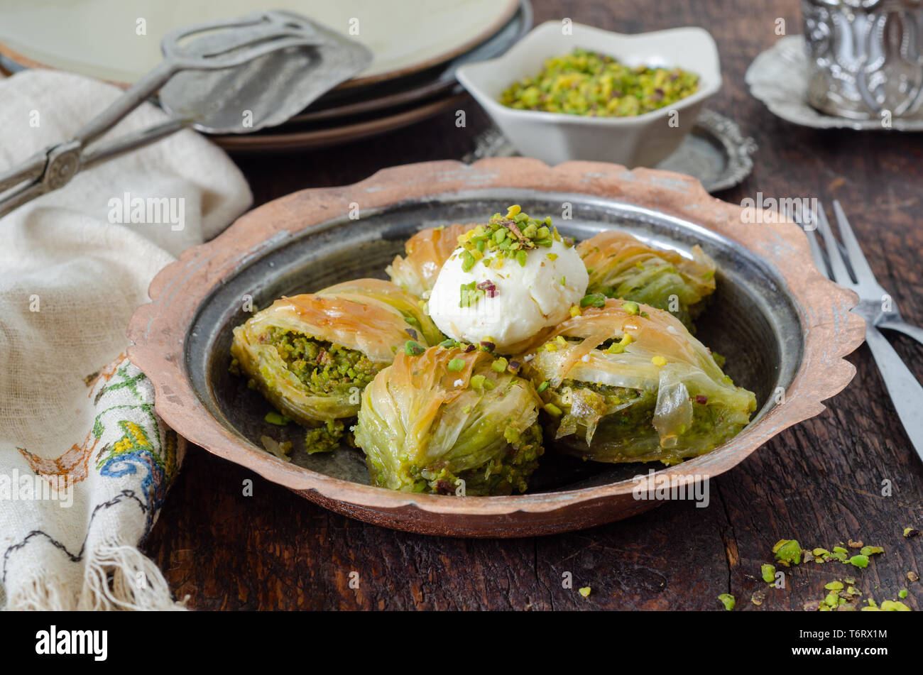 Baklava dessert turc avec la crème glacée sur la plaque de cuivre. Banque D'Images