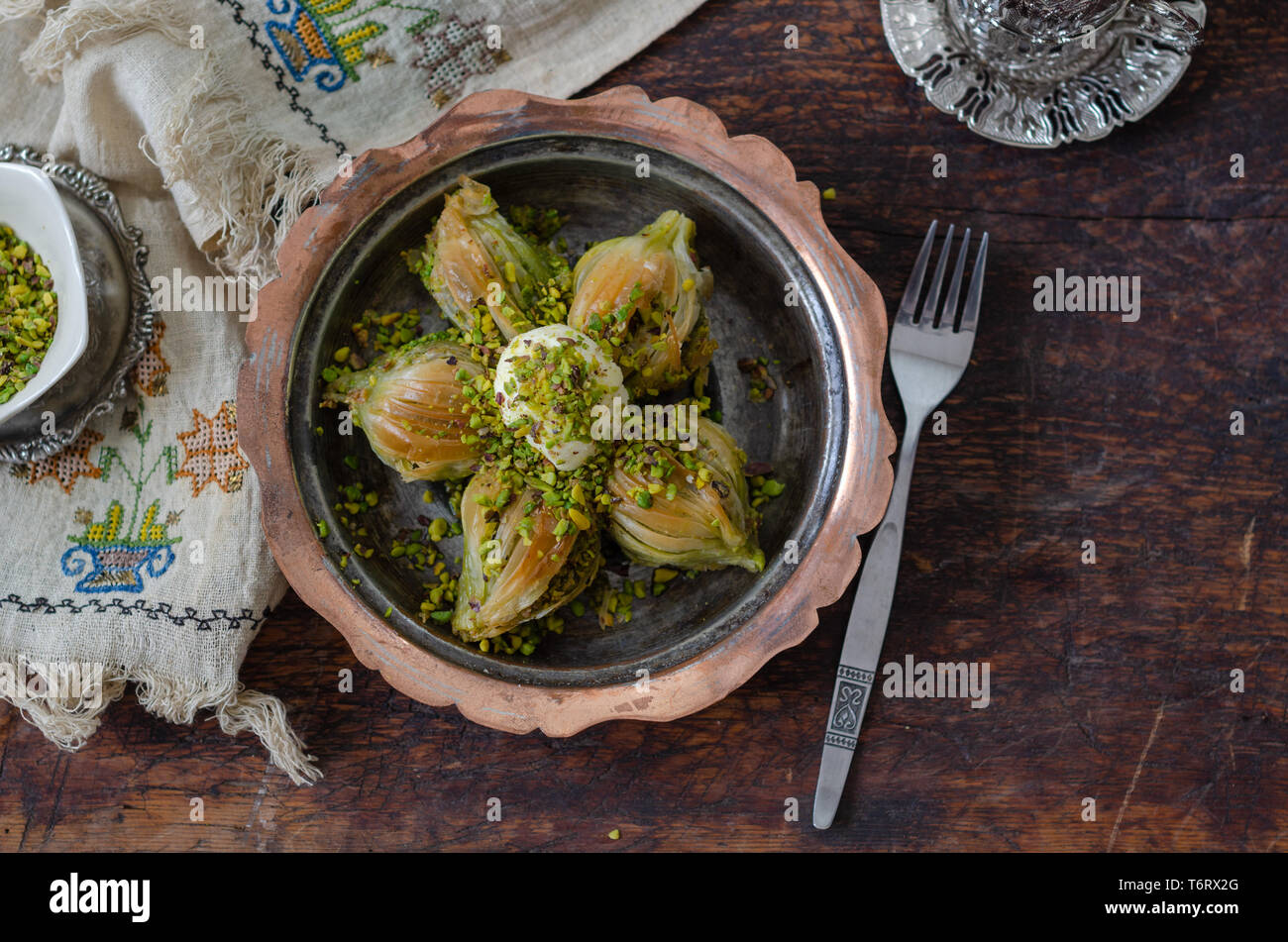 Spécial en forme de moules baklava turc à la pistache dans la plaque de cuivre, vue du dessus. Conceptuel .des fêtes musulmanes. Banque D'Images