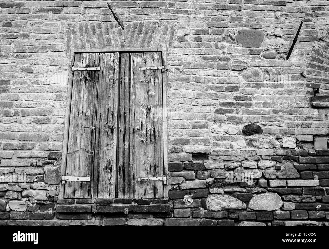 Volets de maison rurale, avec mur de briques et de pierres anciennes. Banque D'Images