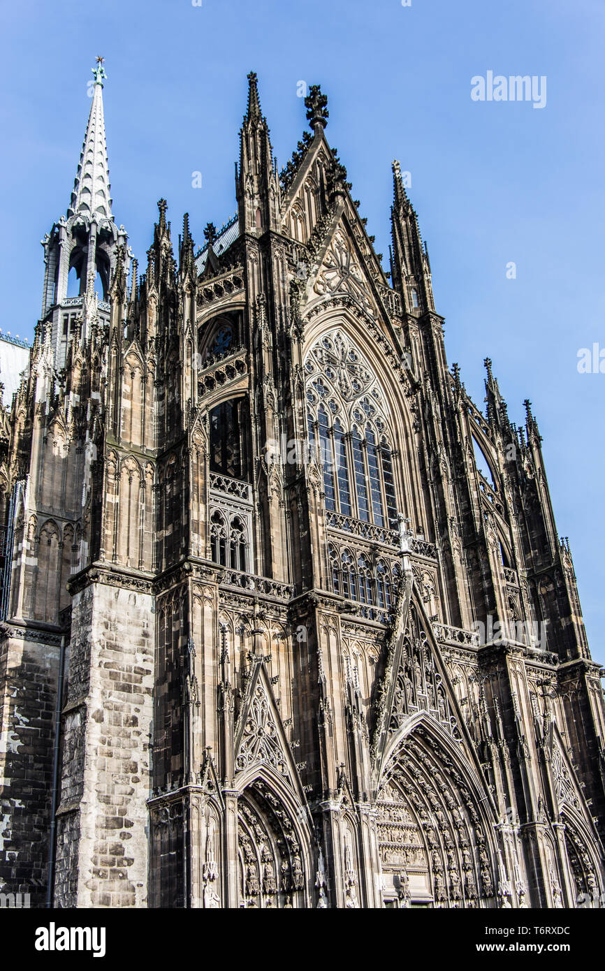 La cathédrale de Cologne avec des tours et des ornements Banque D'Images