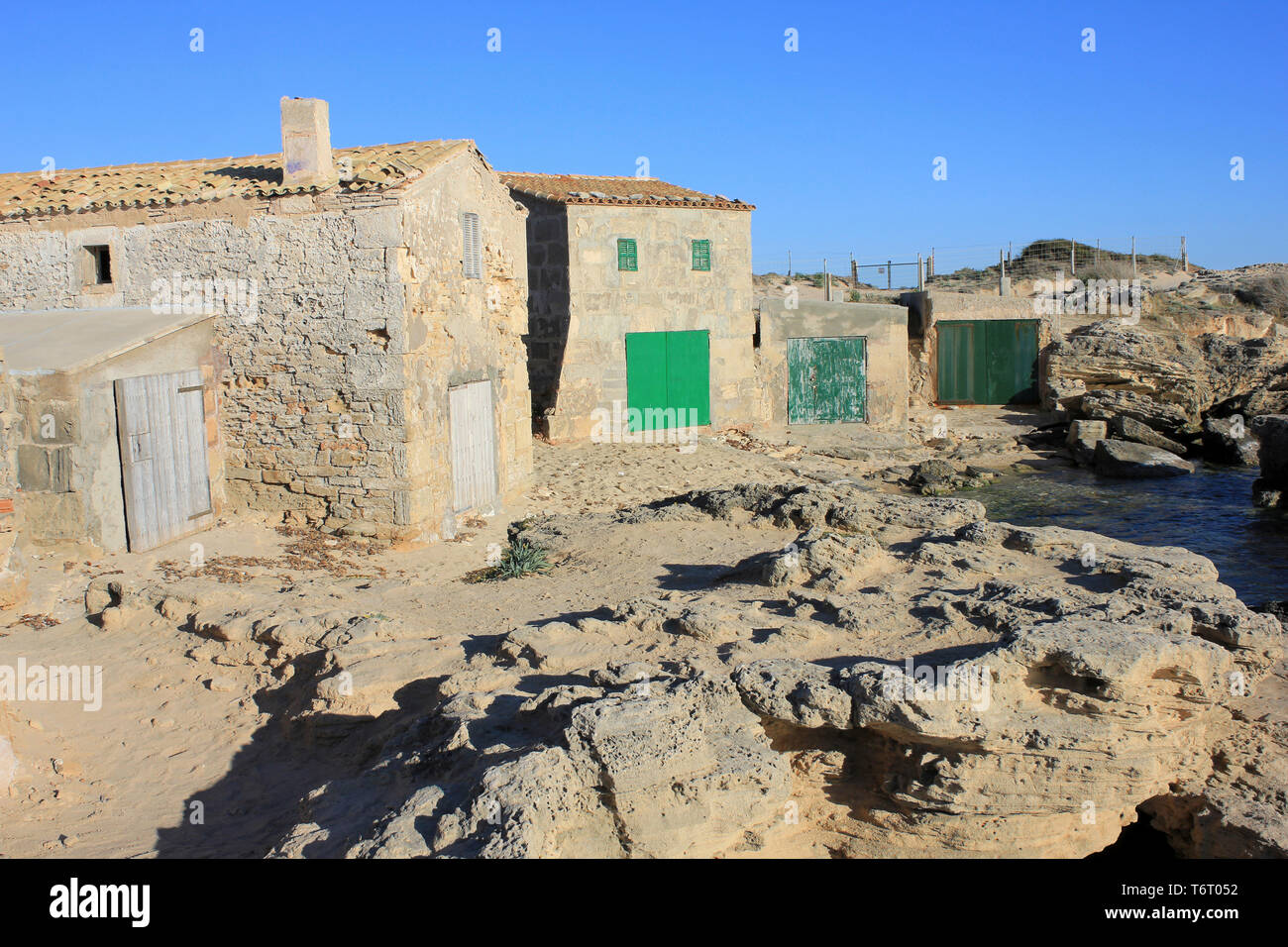 Vieux maisons de pêcheurs à Platja de Ca'n Curt - sud de Platja d'es Dolç , Colonia de Sant Jordi, Mallorca, Espagne Banque D'Images