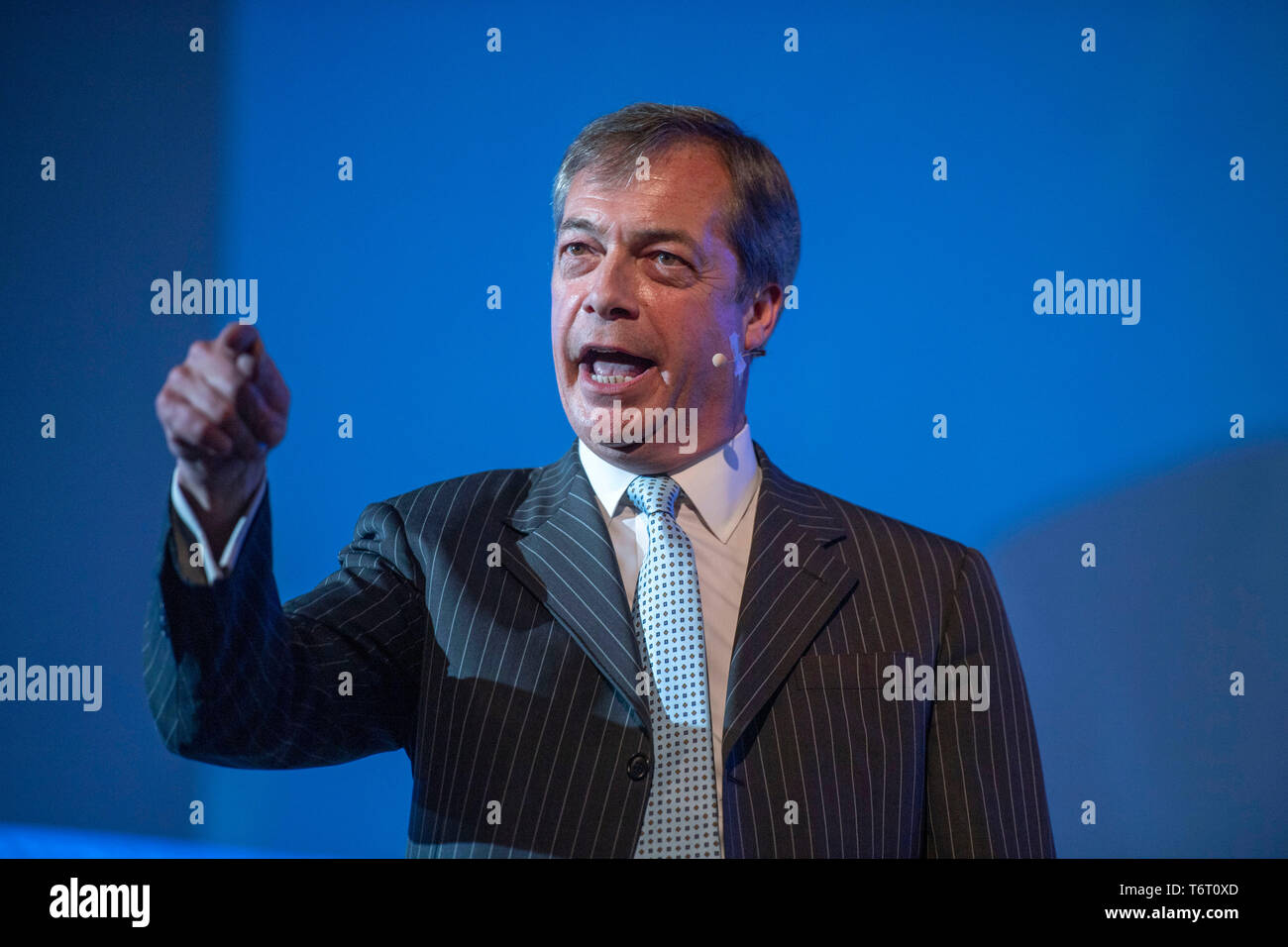 Brexit Party de lancement de la campagne électorale de l'UE au néon dans Newport, Pays de Galles. Brexit Chef de parti Nigel Farage s'adressant aux délégués. Banque D'Images