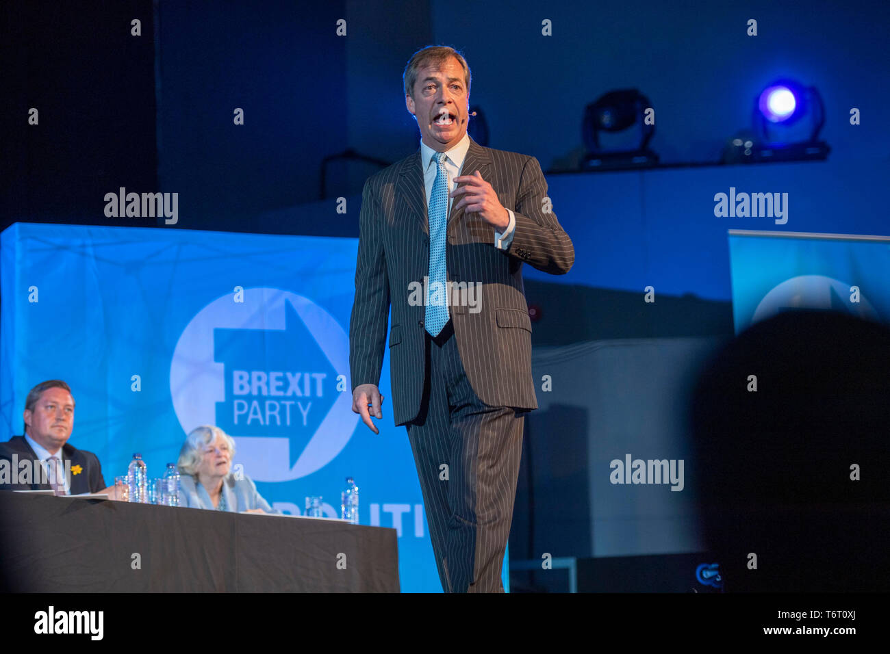 Brexit Party de lancement de la campagne électorale de l'UE au néon dans Newport, Pays de Galles. Brexit Chef de parti Nigel Farage s'adressant aux délégués. Banque D'Images