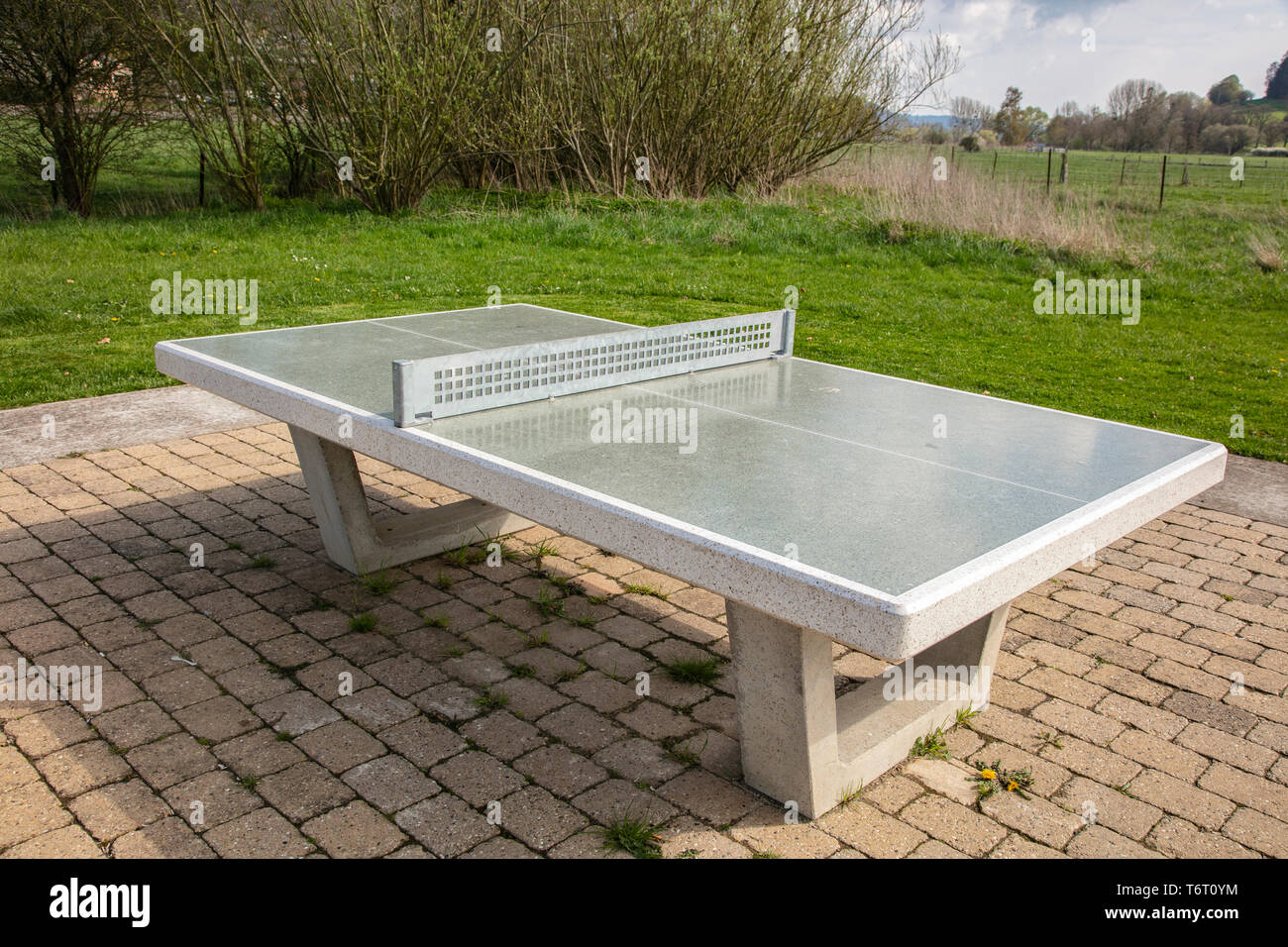 Une table de ping-pong se trouve dans un parc public Photo Stock - Alamy