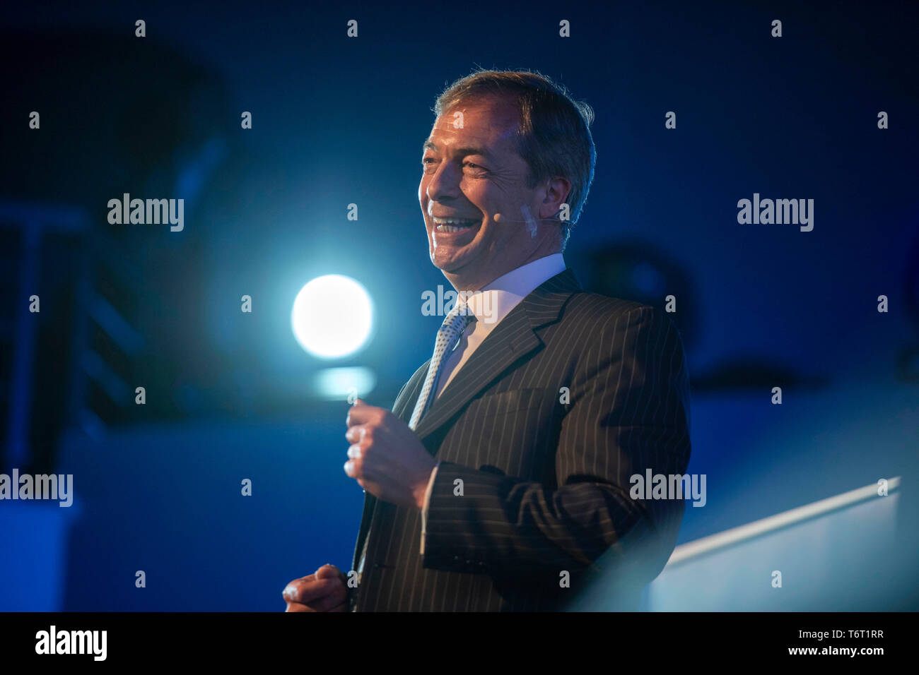 Brexit Party de lancement de la campagne électorale de l'UE au néon dans Newport, Pays de Galles. Brexit Chef de parti Nigel Farage s'adressant aux délégués. Banque D'Images