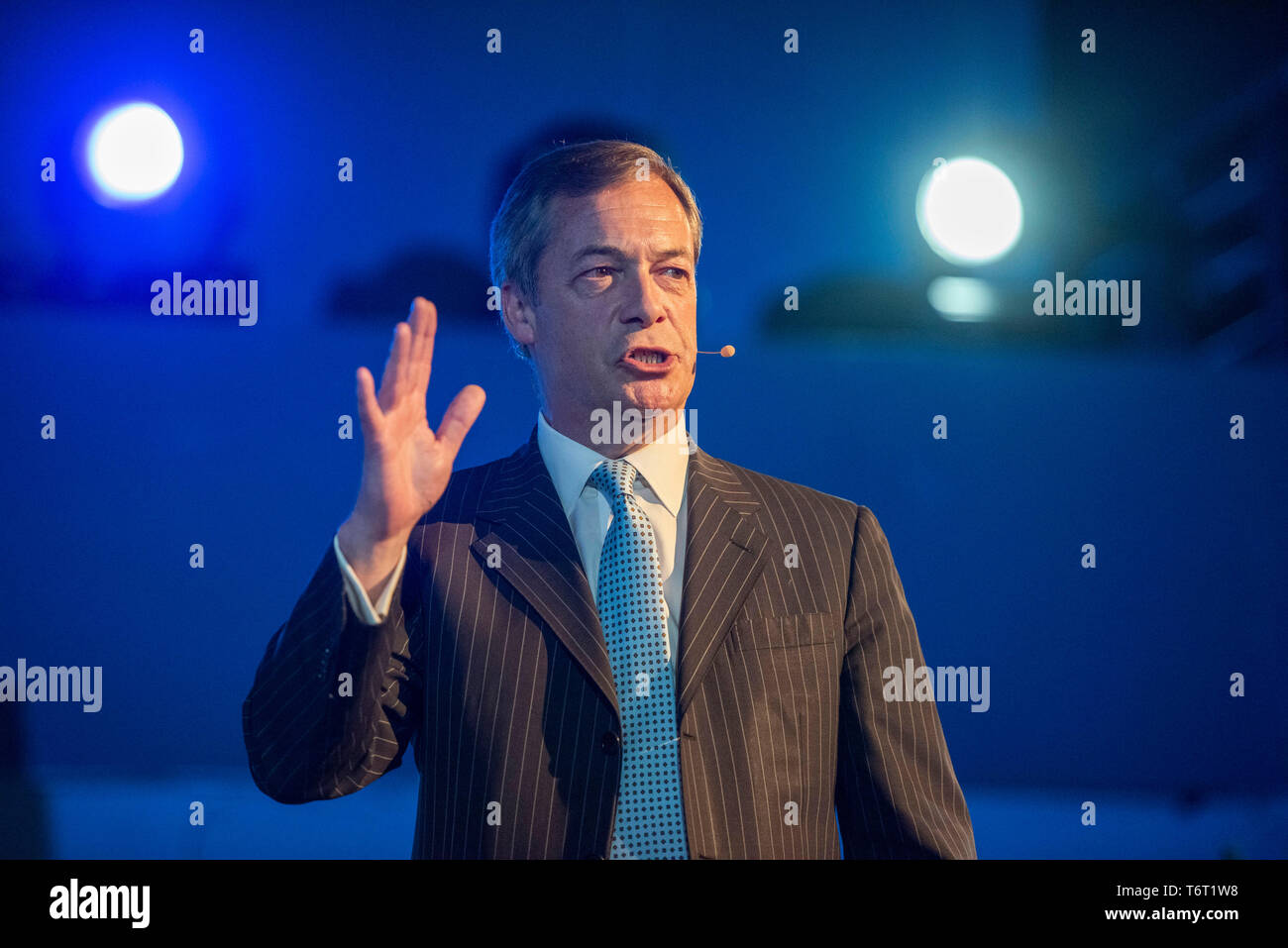 Brexit Party de lancement de la campagne électorale de l'UE au néon dans Newport, Pays de Galles. Brexit Chef de parti Nigel Farage s'adressant aux délégués. Banque D'Images