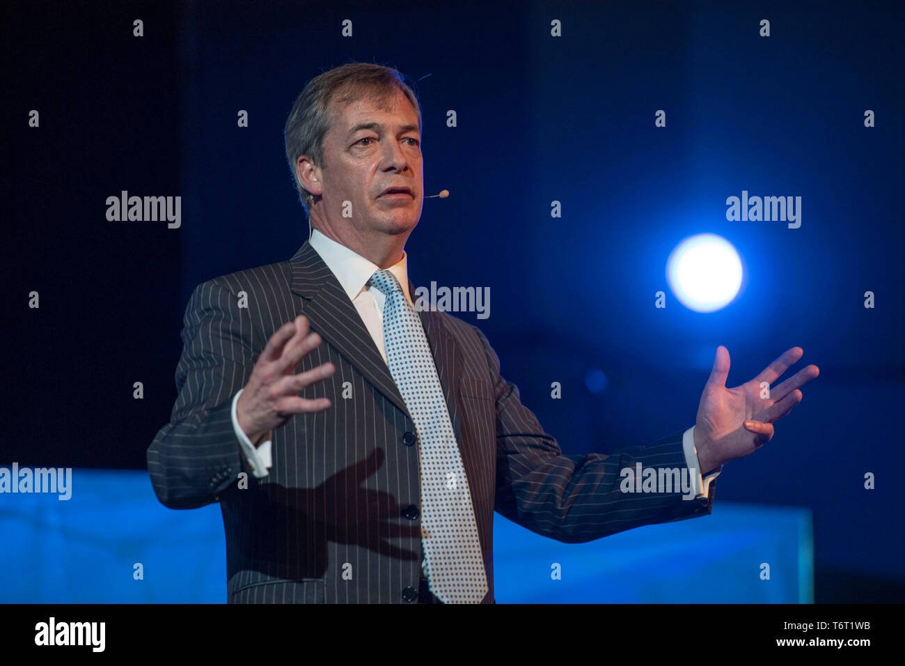 Brexit Party de lancement de la campagne électorale de l'UE au néon dans Newport, Pays de Galles. Brexit Chef de parti Nigel Farage s'adressant aux délégués. Banque D'Images