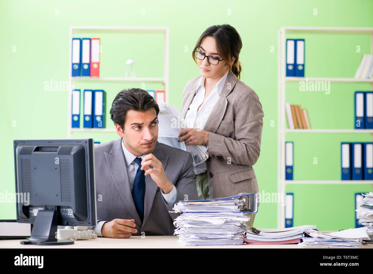 Homme employé souffrant d'un excès de travail Banque D'Images