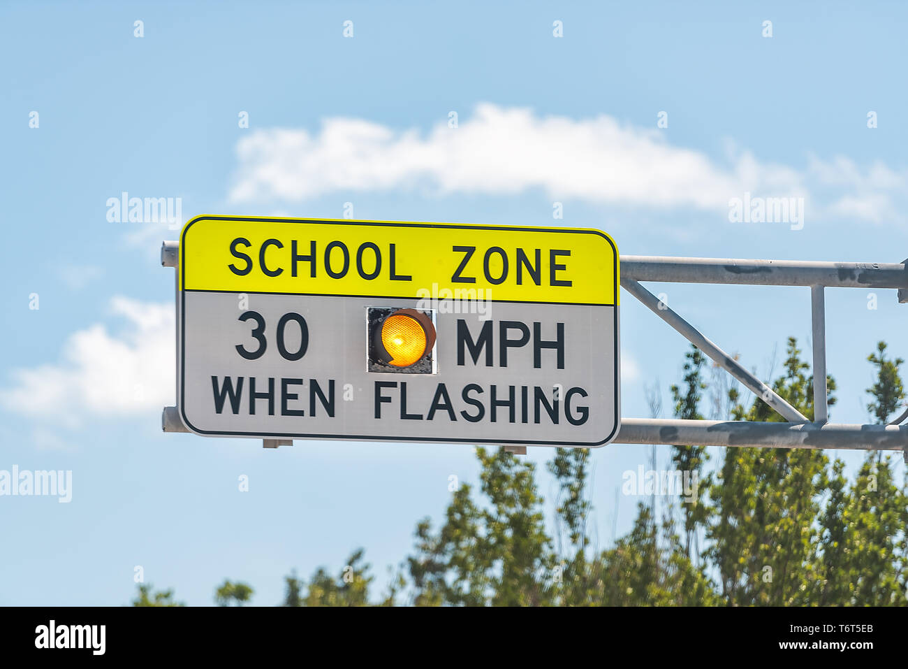 Zone de l'école publique signe sur route avec 30 milles à l'heure quand texte clignotant de Naples, en Floride pendant la journée Banque D'Images