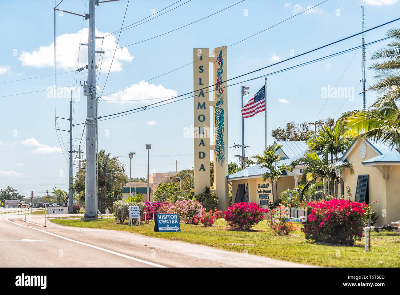 Islamorada, USA - 30 Avril 2018 : Florida Keys signe avec jaune bleu bâtiment plage dans village d'îles et drapeau Américain Banque D'Images