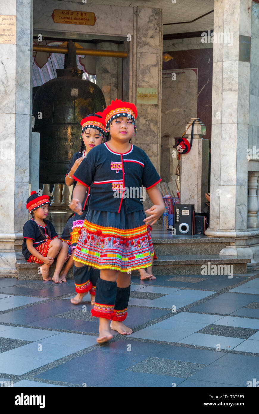 Chiang Mai, Thaïlande - Dec 2015 : Tribal filles habillés en costume traditionnel danser devant le temple Doi Suthep Banque D'Images