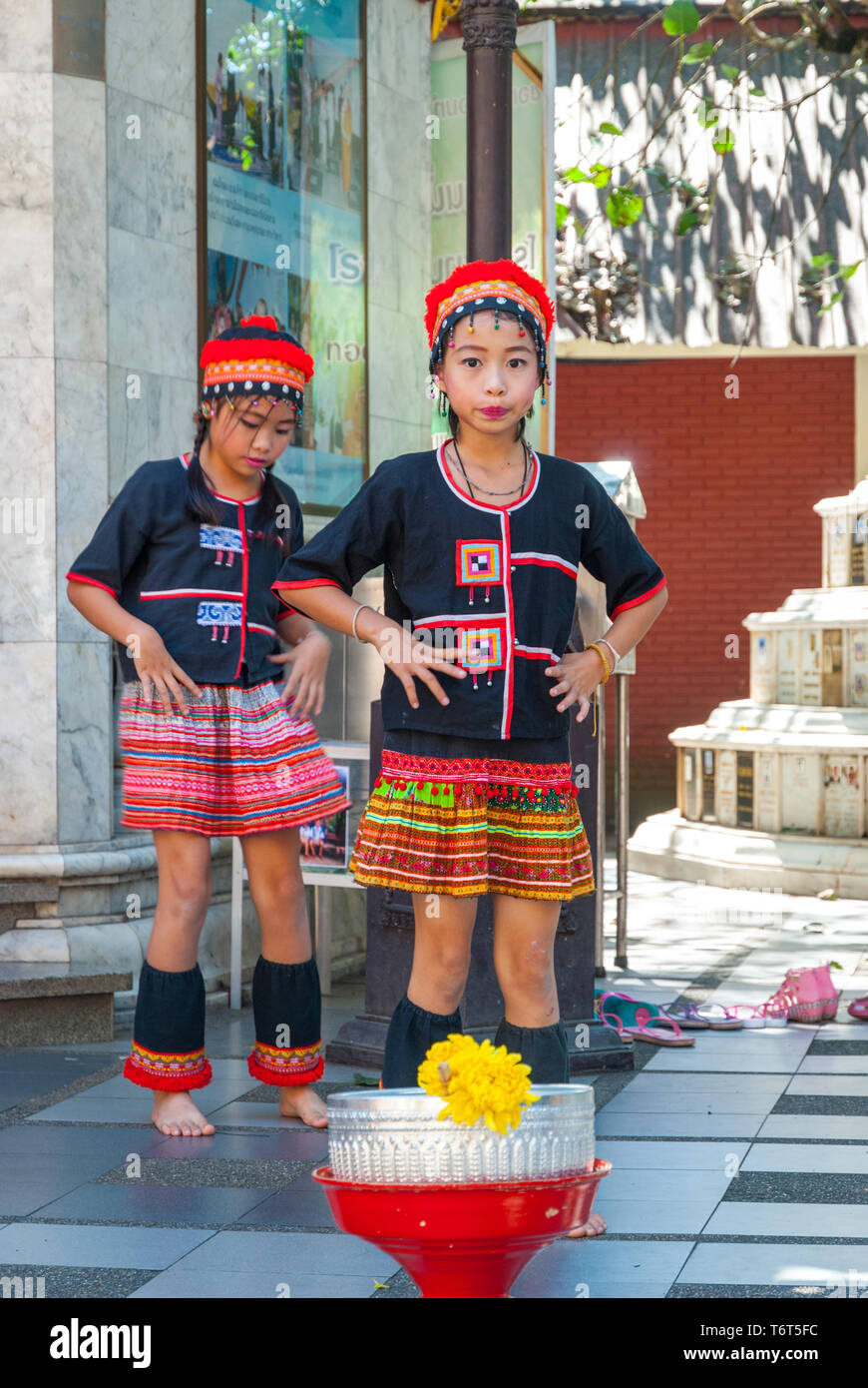 Chiang Mai, Thaïlande - Dec 2015 : Tribal filles habillés en costume traditionnel danser devant le temple Doi Suthep Banque D'Images