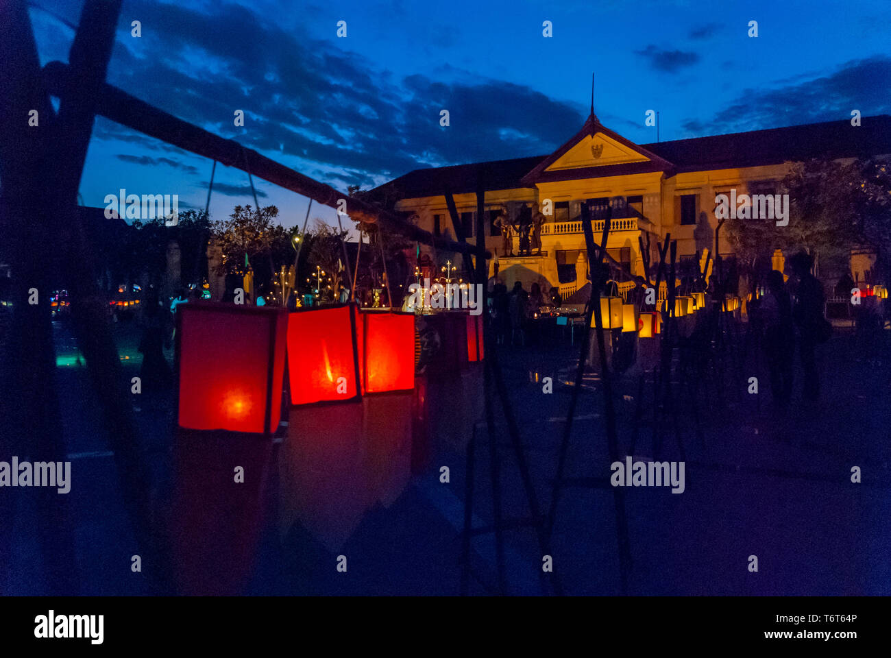 Chiang Mai, Thaïlande - 05 novembre 2015 : la lumière des lanternes à la place et les personnes qui prennent des photos d'eux au cours de la célébration du festival Loy Krathong Banque D'Images