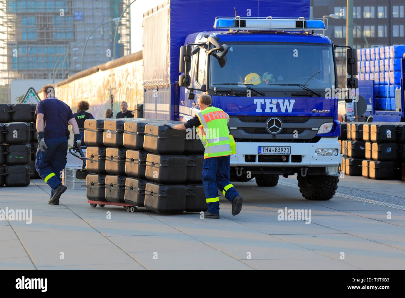 Le THW, Technisches Hilfswerk, organisation de protection civile allemande, des camions au cours de l'exercice de contrôle des catastrophes. Banque D'Images