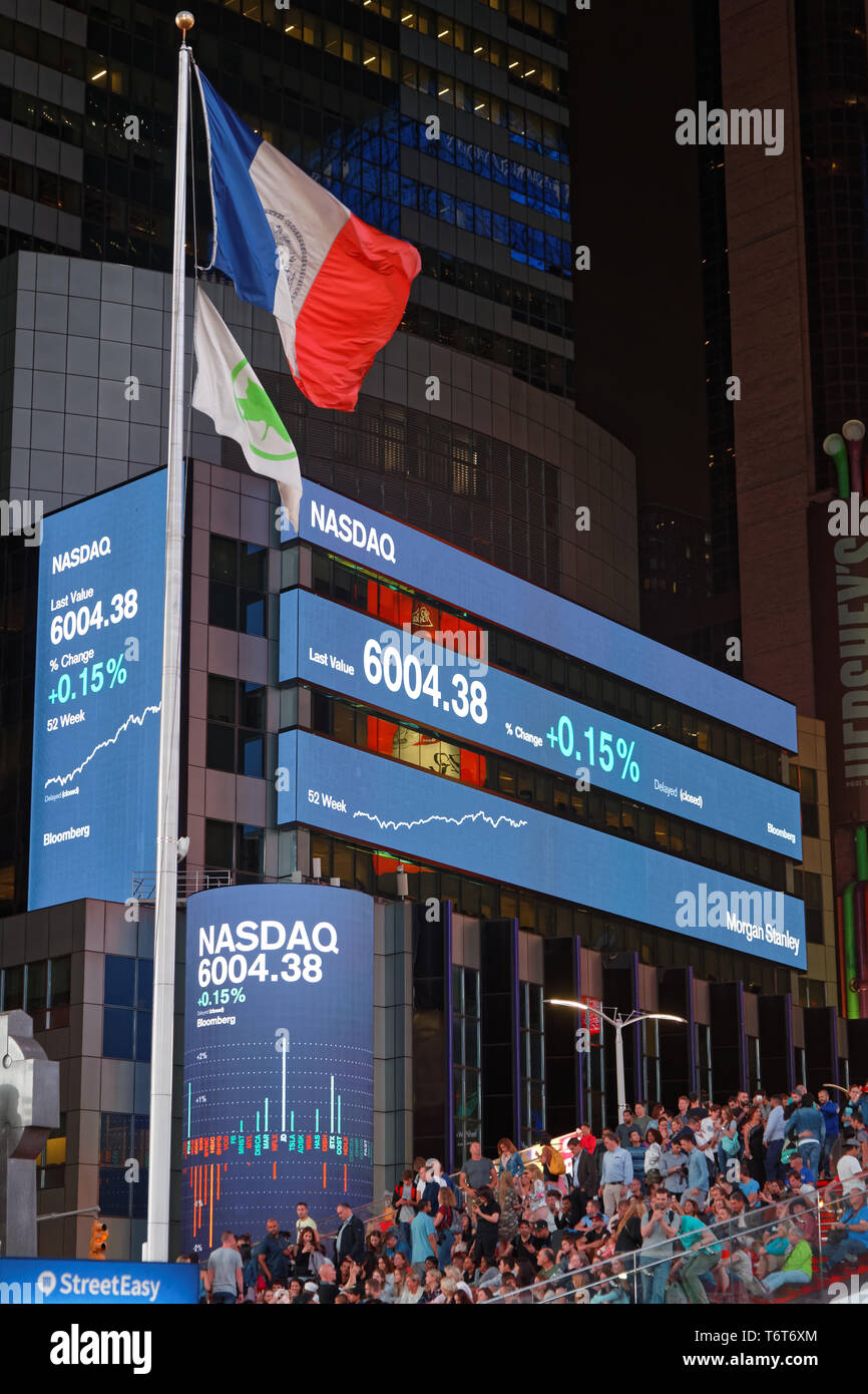 NEW YORK CITY, USA, 13 Septembre 2017 : Times Square est un important carrefour commercial, la destination touristique, centre de divertissement et de quartier Banque D'Images NEW YORK CITY, USA, 13 Septembre 2017 : Times Square est un important carrefour commercial, la destination touristique, centre de divertissement et de quartier Banque D'Images