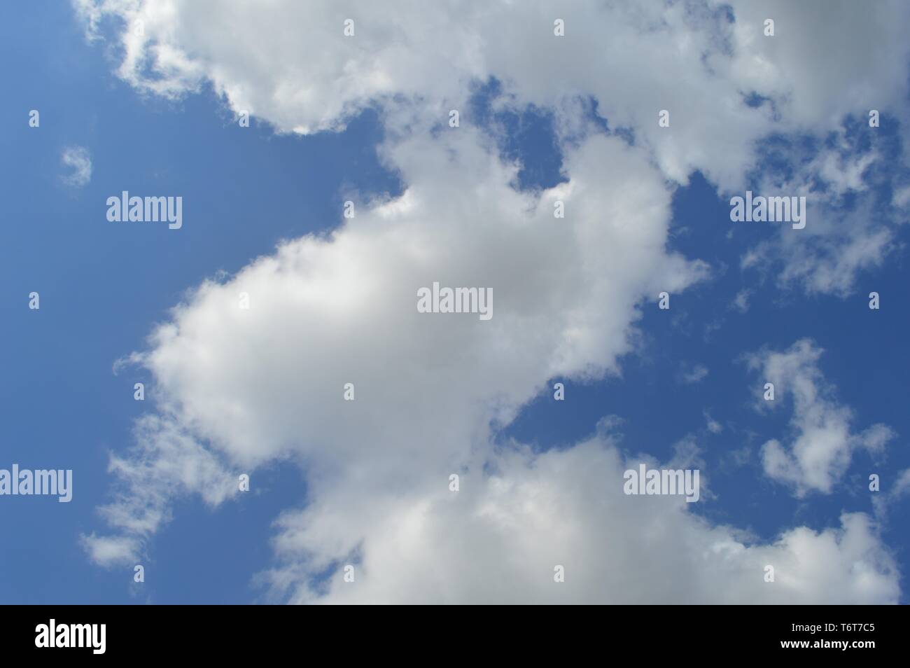 Beau ciel bleu avec des nuages Banque D'Images