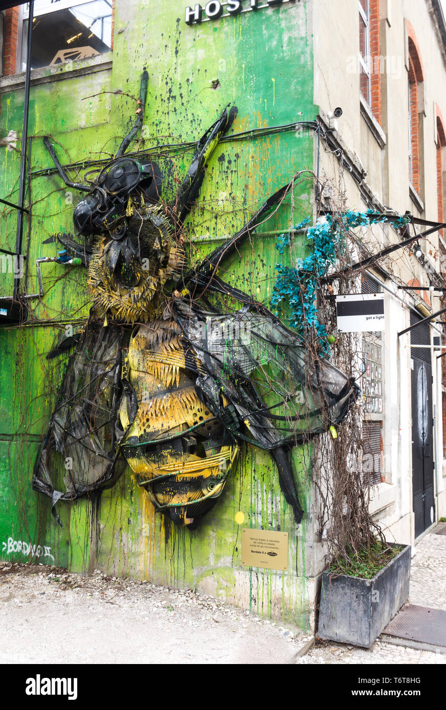 Une installation artistique d'une abeille dans LX Factory, l'espace alternatif de Lisbonne, Portugal Banque D'Images