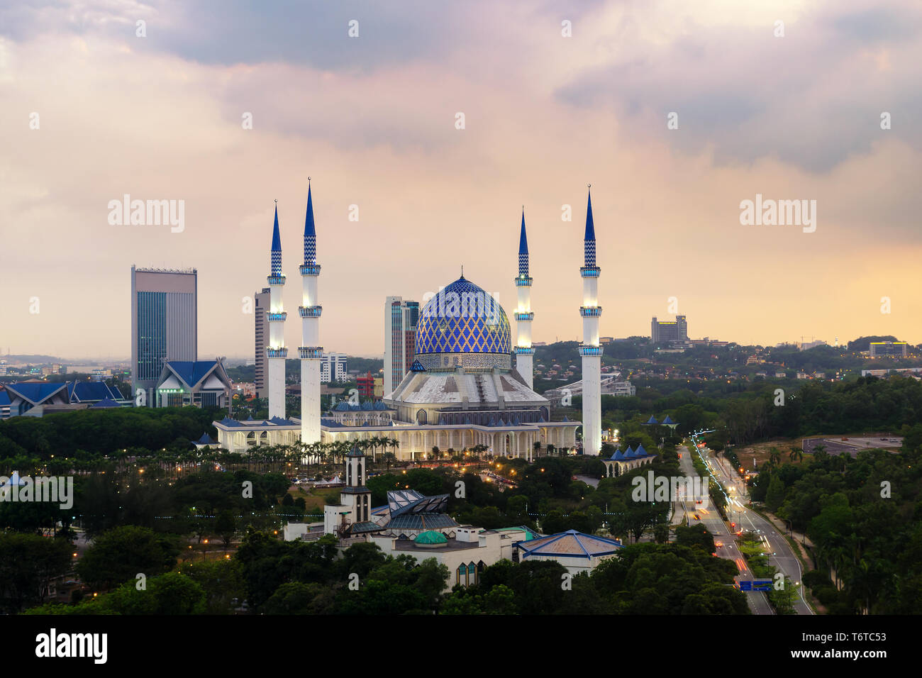 La belle le Sultan Salahuddin Abdul Aziz Shah Mosquée (aussi connu comme la Mosquée Bleue) situé à Shah Alam, Selangor, Malaisie. Banque D'Images