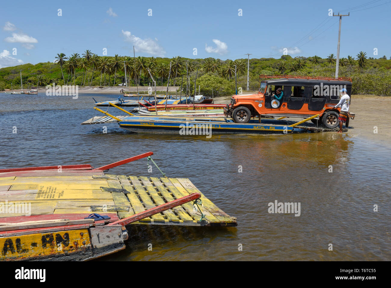 Pipa, Brésil- 23 Janvier 2019 : l'homme trasporting une voiture sur un radeau dans la rivière près de Pipa sur le Brésil Banque D'Images