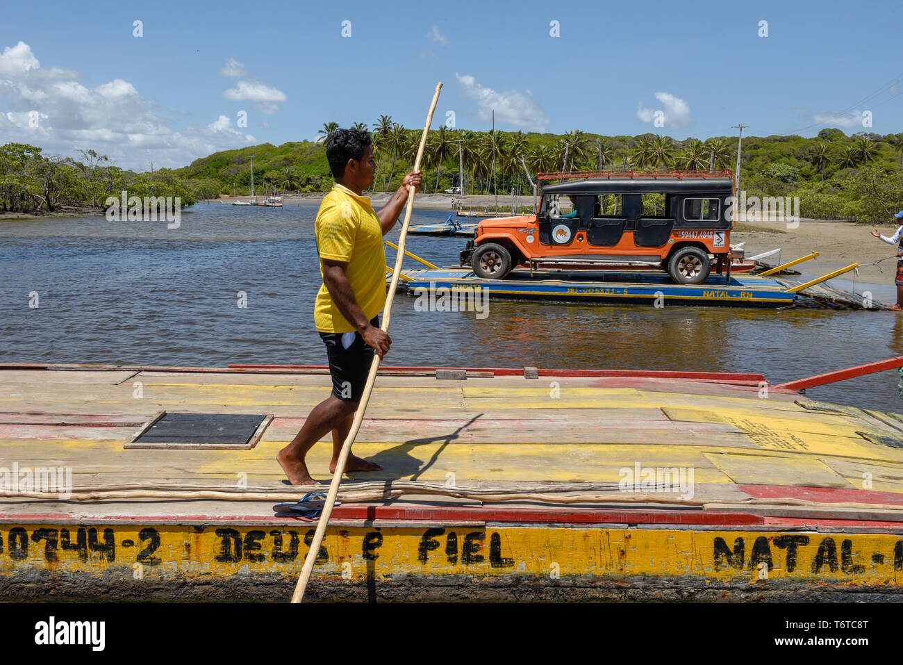 Pipa, Brésil- 23 Janvier 2019 : l'homme trasporting une voiture sur un radeau dans la rivière près de Pipa sur le Brésil Banque D'Images