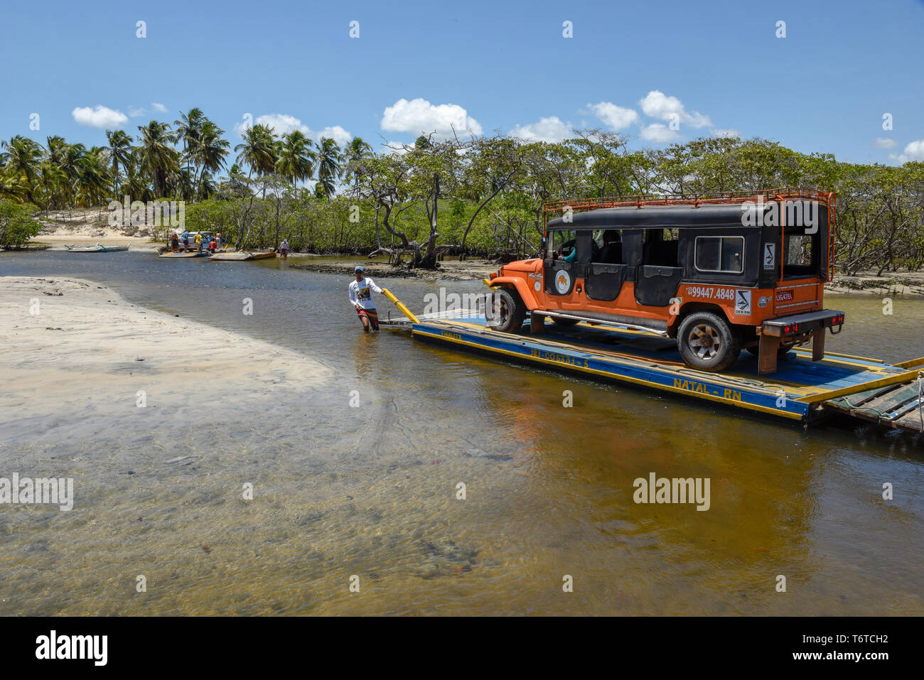 Pipa, Brésil- 23 Janvier 2019 : l'homme trasporting une voiture sur un radeau dans la rivière près de Pipa sur le Brésil Banque D'Images