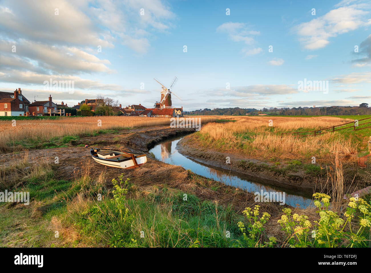 Le moulin à Claj suivant la mer, un joli village sur la rivière Glaven sur la côte nord de Norfolk Banque D'Images Le moulin à Claj suivant la mer, un joli village sur la rivière Glaven sur la côte nord de Norfolk Banque D'Images