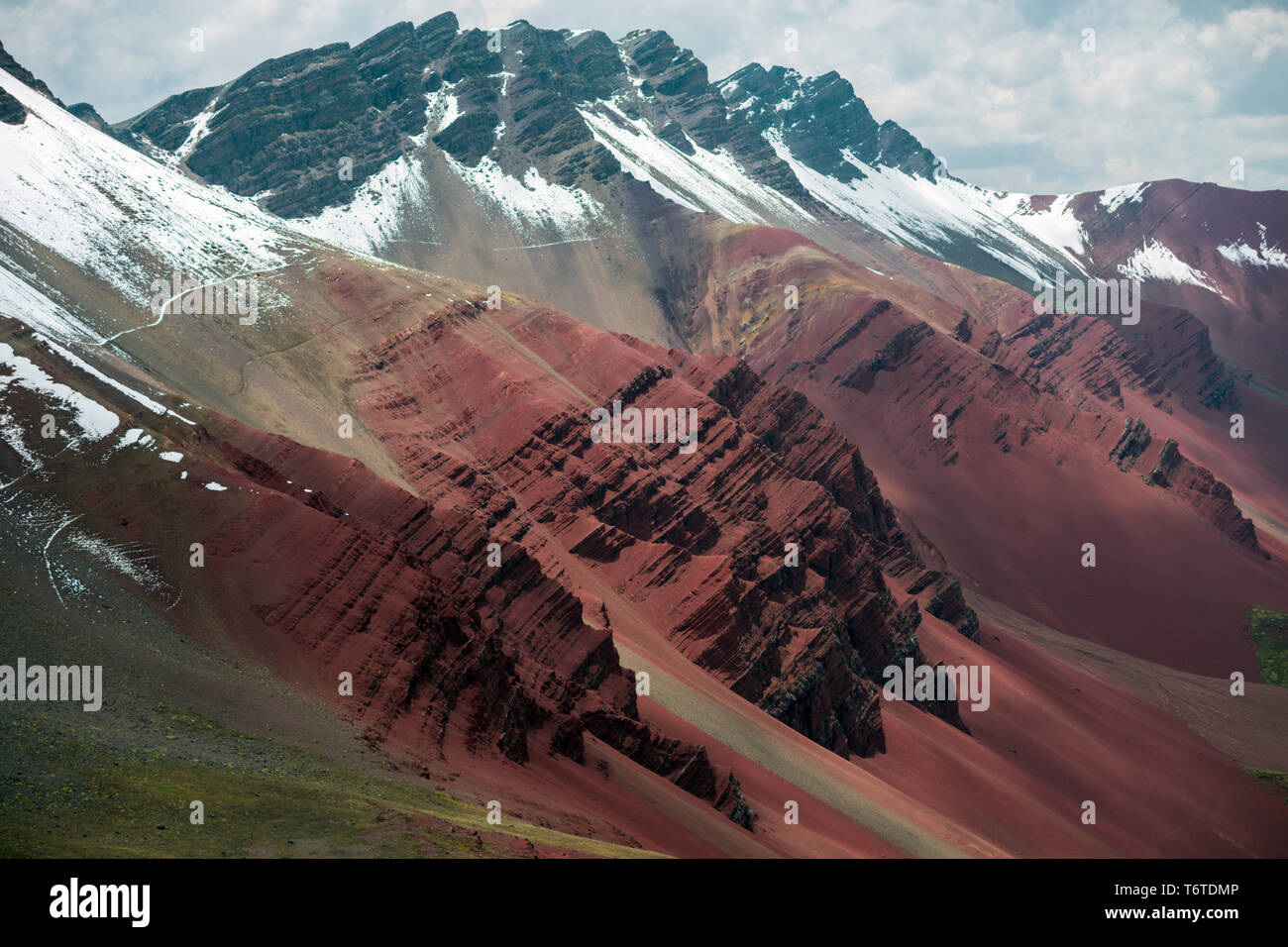 Les crêtes rocheuses et des sommets enneigés des Andes péruviennes en paysage Banque D'Images