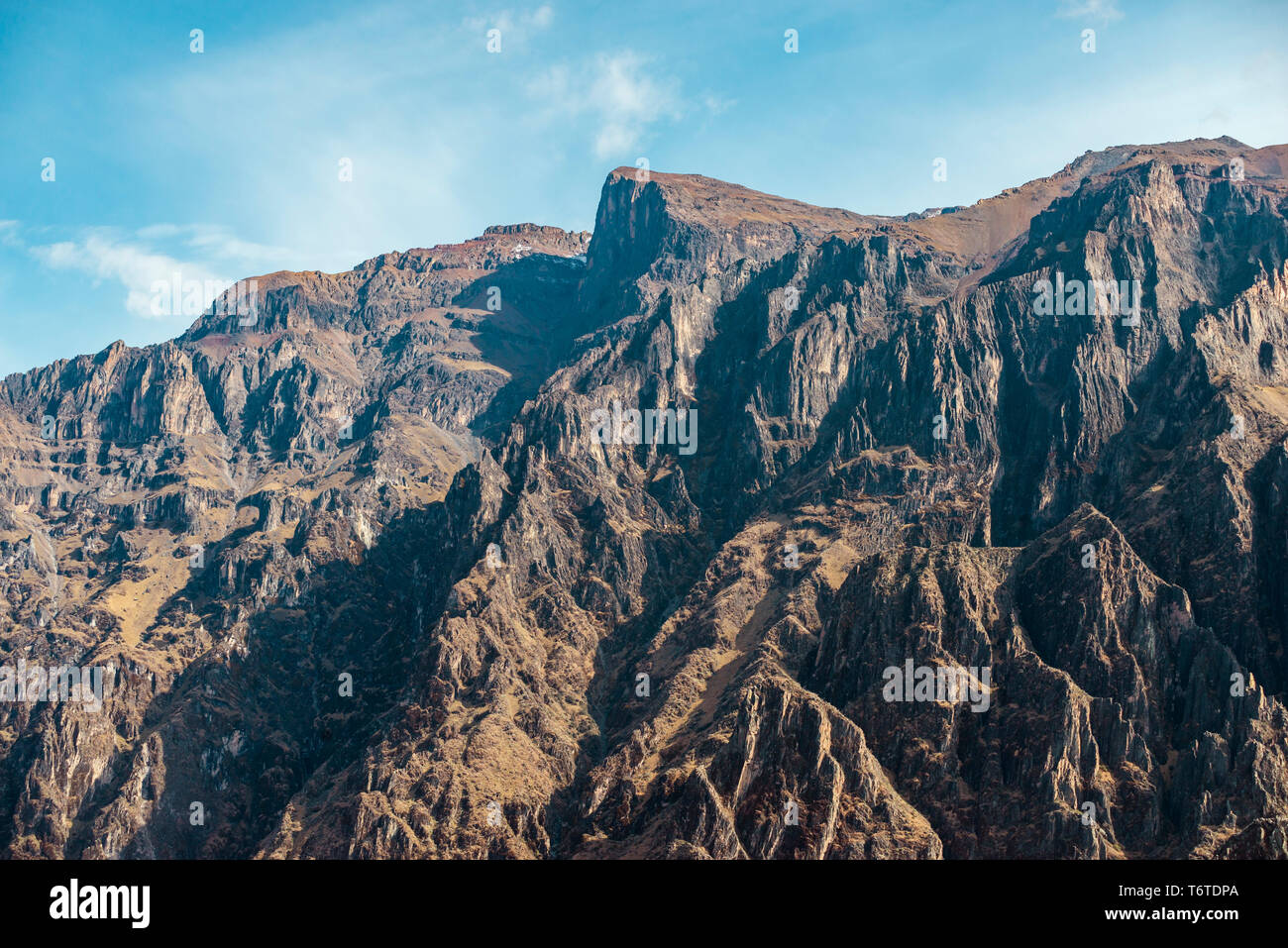 Paysage rocheux des Andes péruviennes avec ciel de jour lumineux Banque D'Images