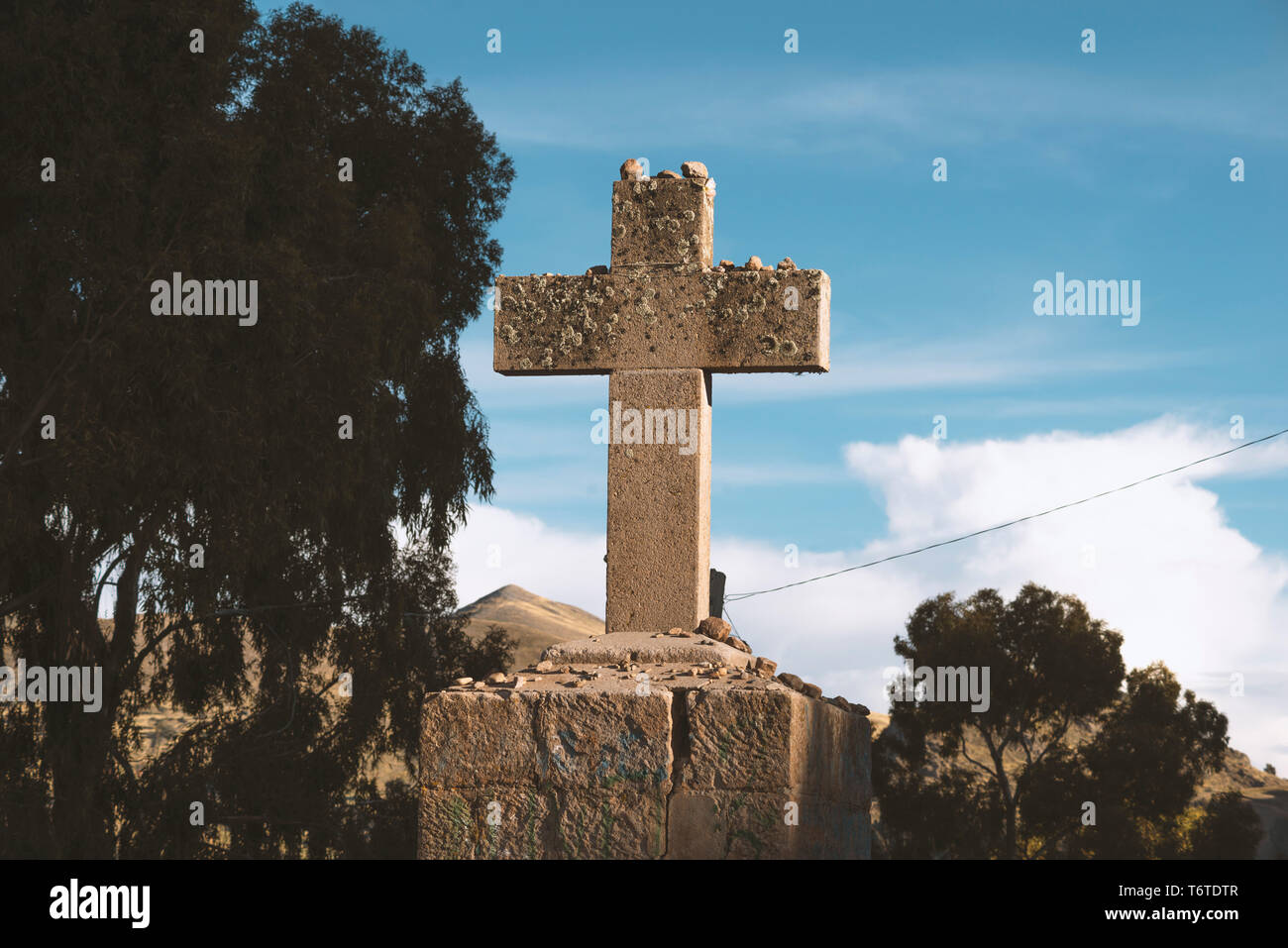 Croix de pierre massive en montagne près de Cabanoconde ville en Bolivie Banque D'Images