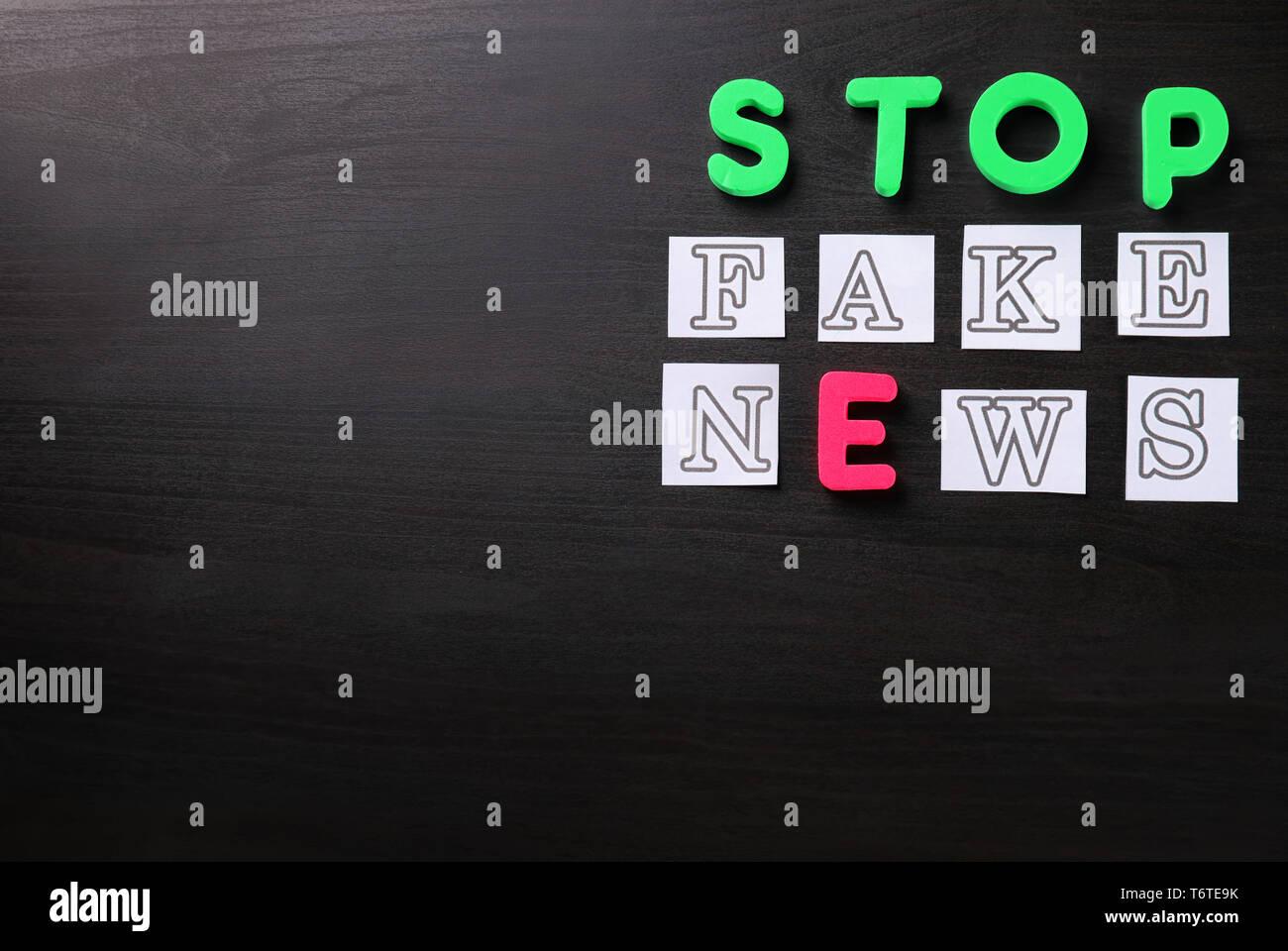 Envoyez STOP FAKE NEWS sur fond sombre Banque D'Images