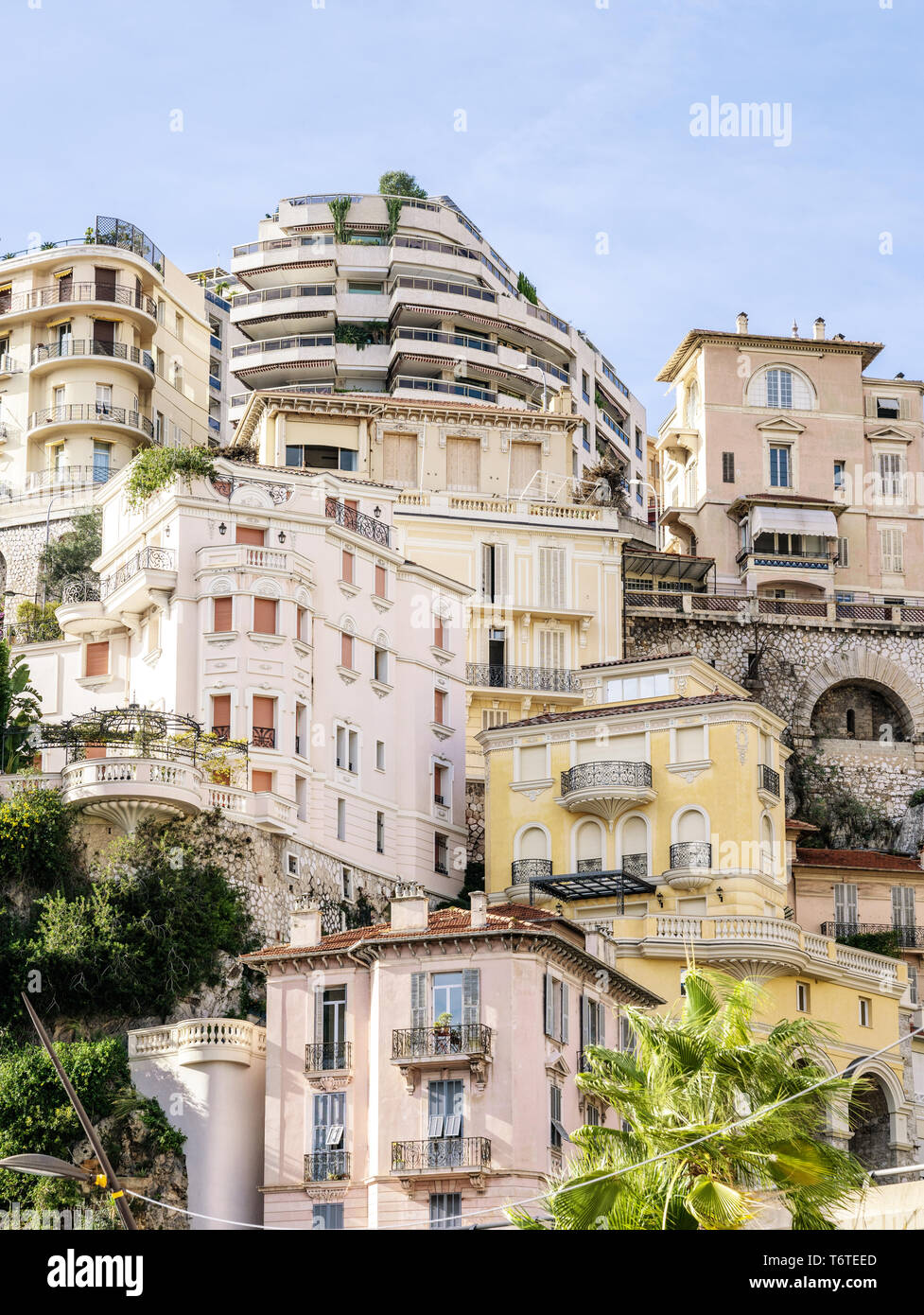 3 Nov 2018 - Monaco. Belles maisons élégantes construites les unes à côté des autres sur le Rocher de Monaco. Banque D'Images