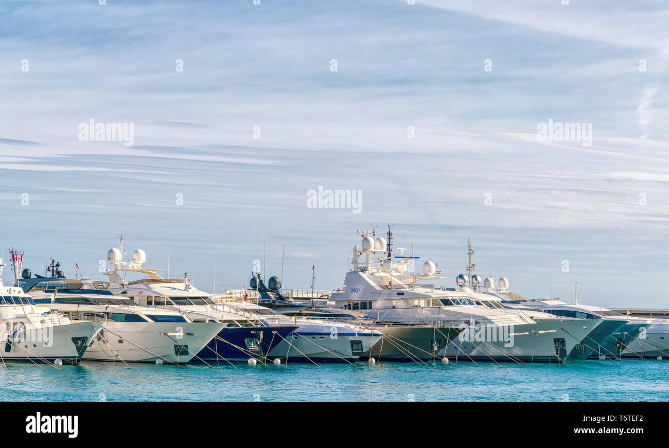 3 Nov 2018 - Monaco. Une rangée de bateaux de luxe, moderne, parfaitement amarré au port. Ciel bleu en arrière-plan. Banque D'Images