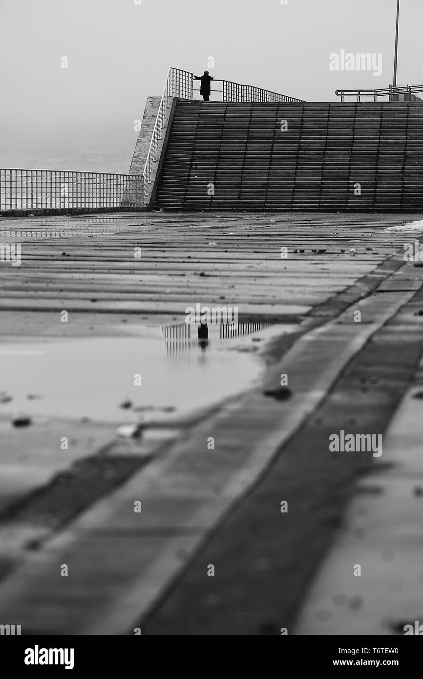 Le noir et blanc quay avec flaques Banque D'Images