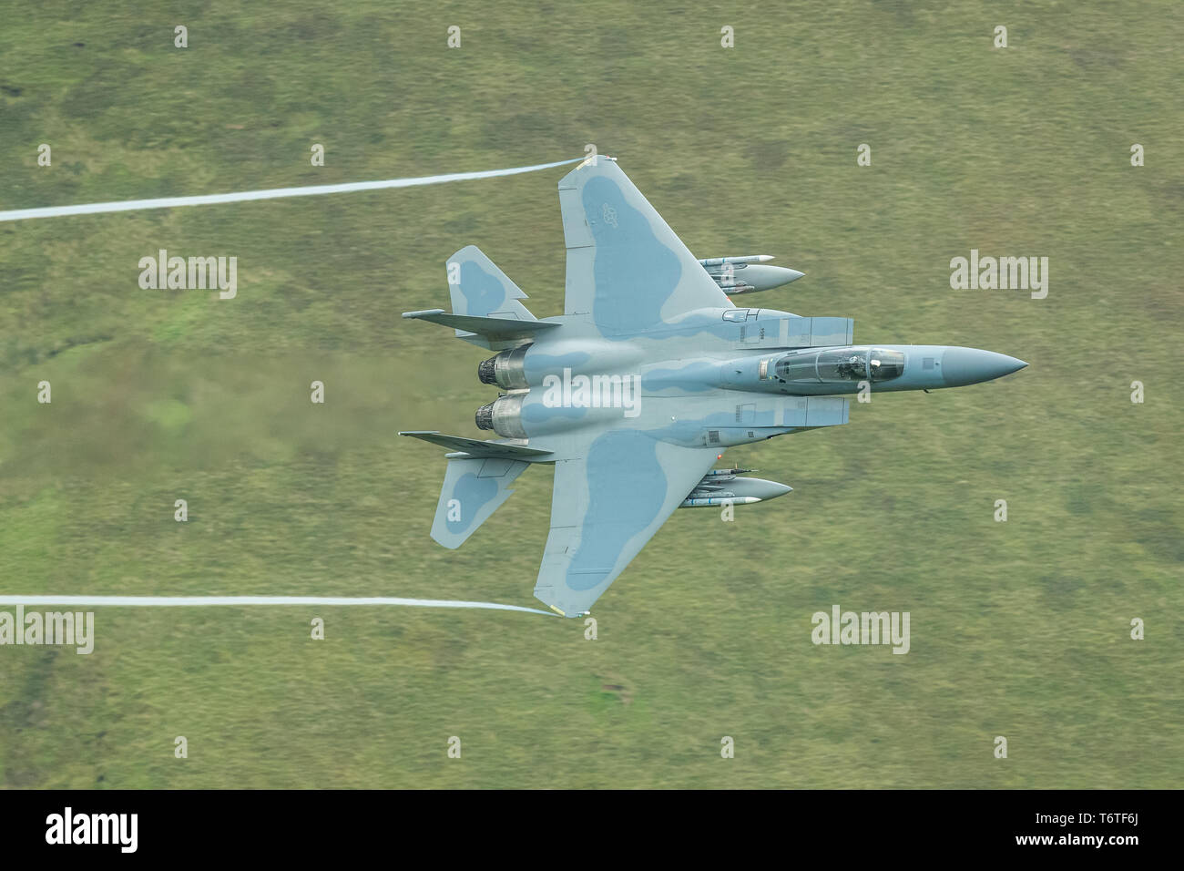 USAF F-15s de faire la formation de bas niveau à travers le Nord du Pays de Galles Banque D'Images