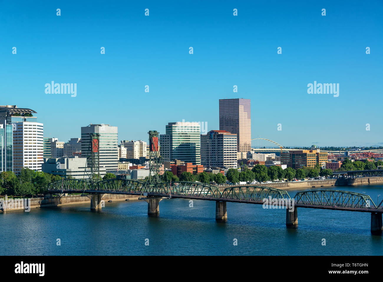 Cityscape view de magnifique centre-ville de Portland, Oregon avec l'Hawthorne Bridge au premier plan Banque D'Images