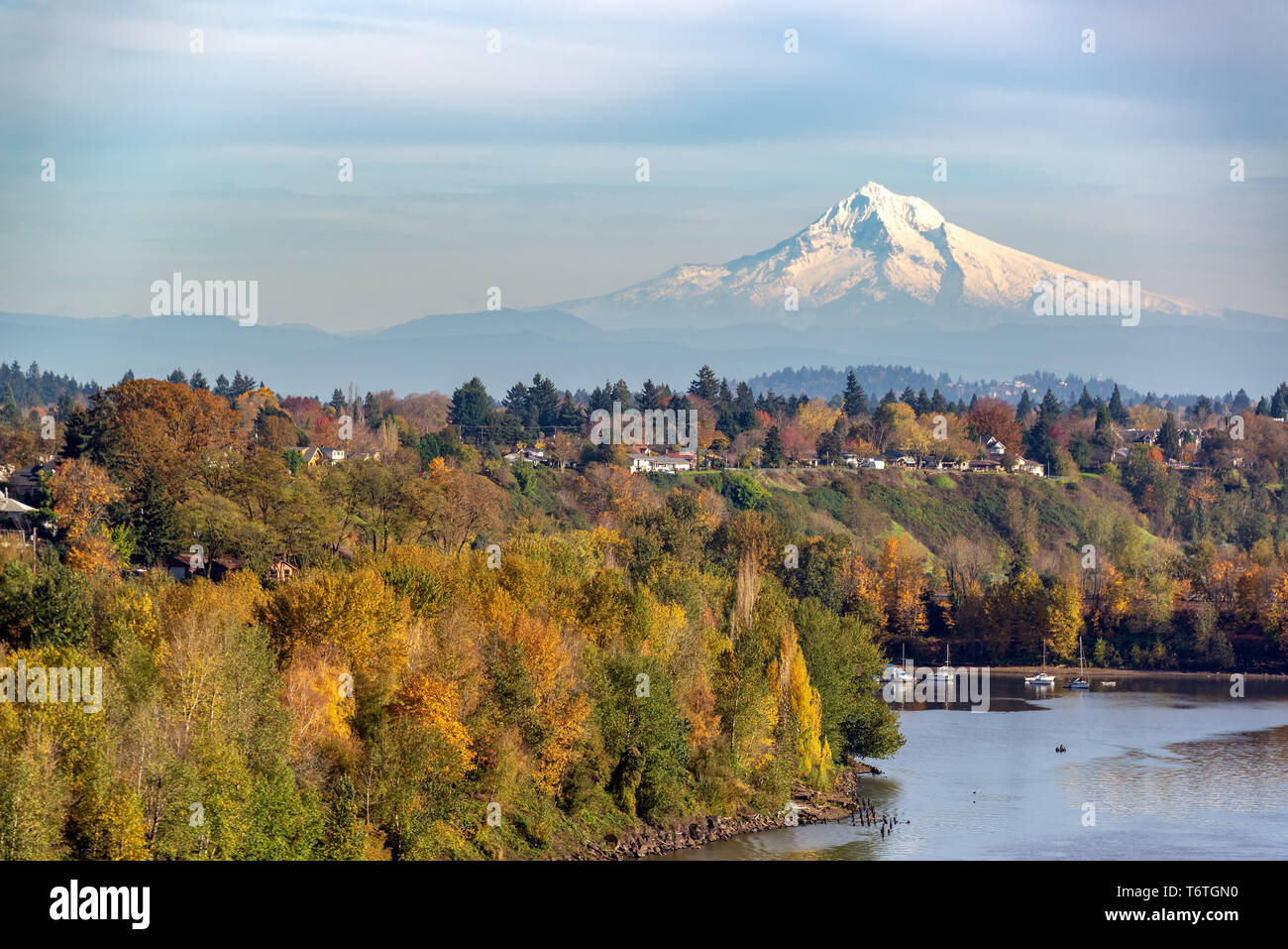 Mt. L'augmentation de la hotte au-dessus de Portland (Oregon) une belle journée d'automne Banque D'Images