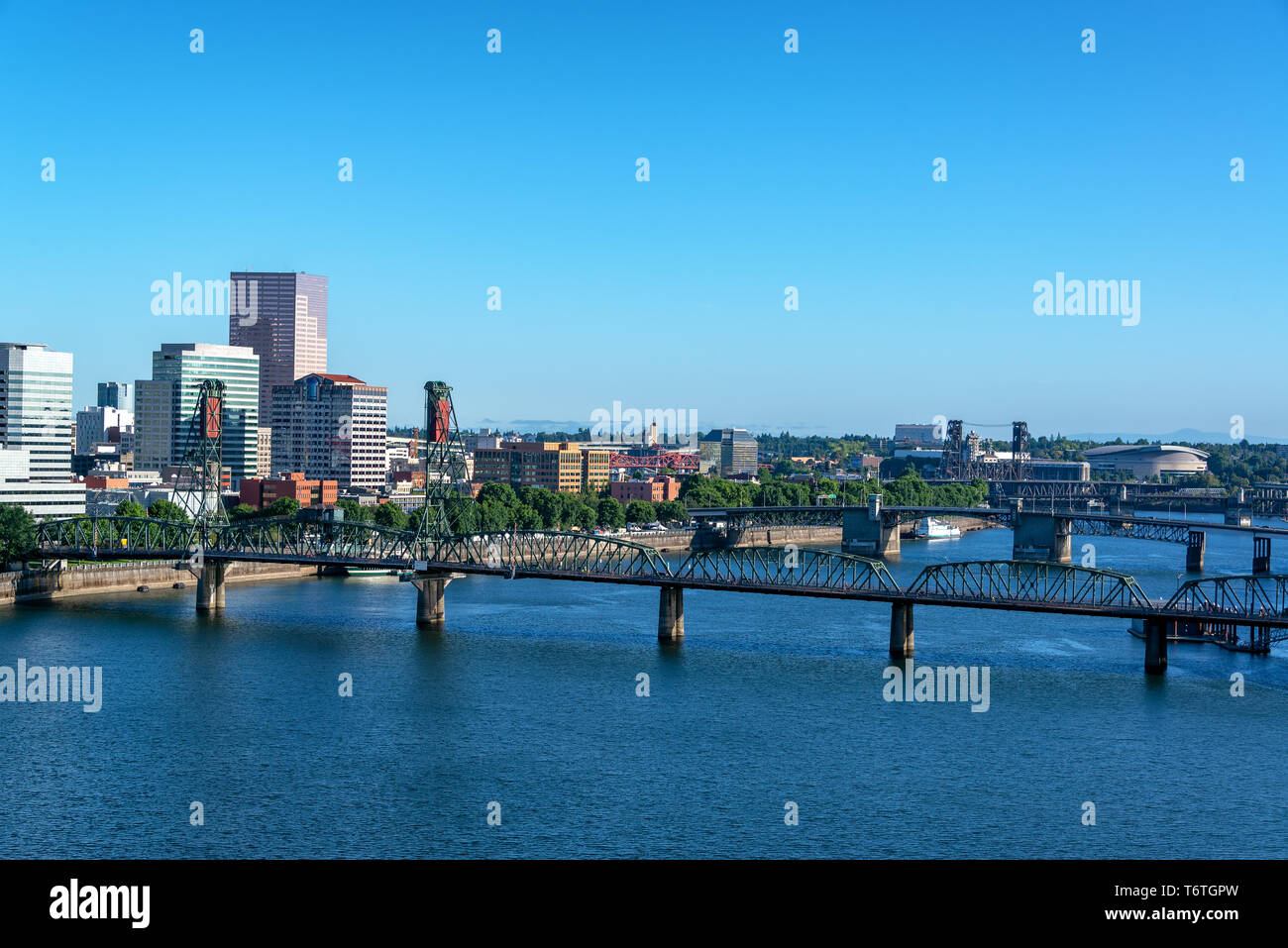 Vue de la rivière Willamette et Hawthorne Bridge avec un magnifique paysage urbain de Portland, Oregon Banque D'Images