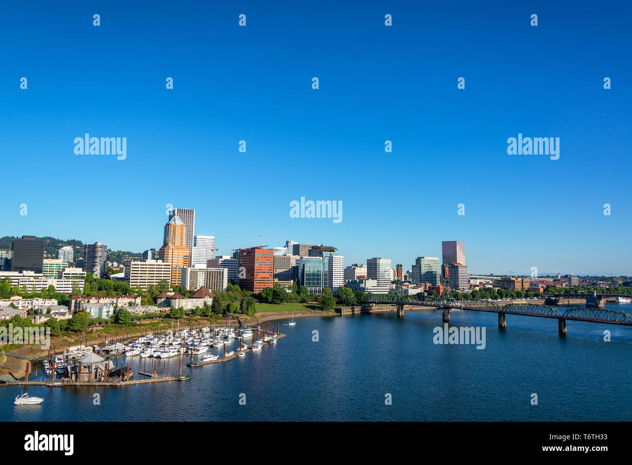 Willamette River et la ville de Portland, Oregon sur une belle journée claire Banque D'Images